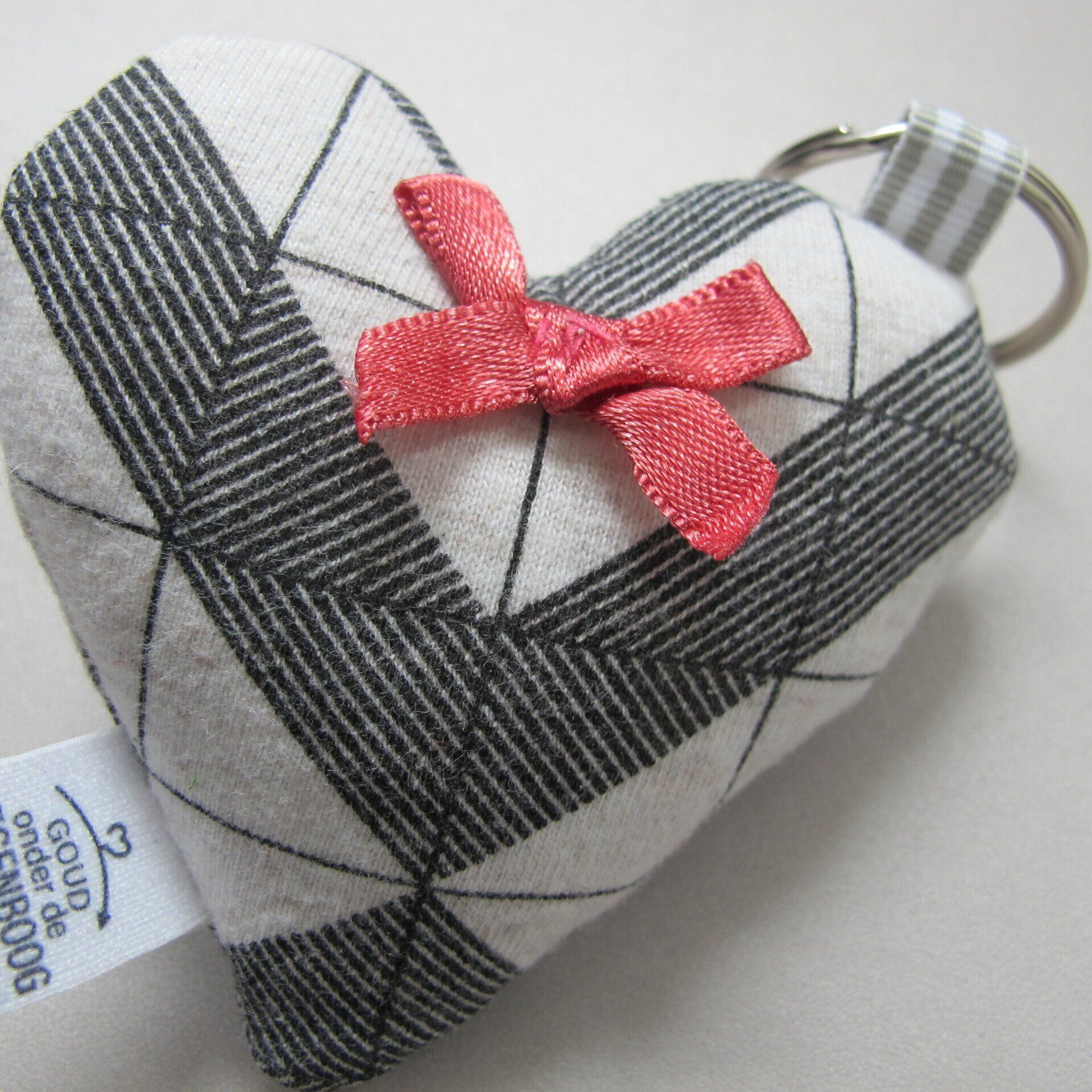 Een zwart-wit hart met een rode strik erbovenop