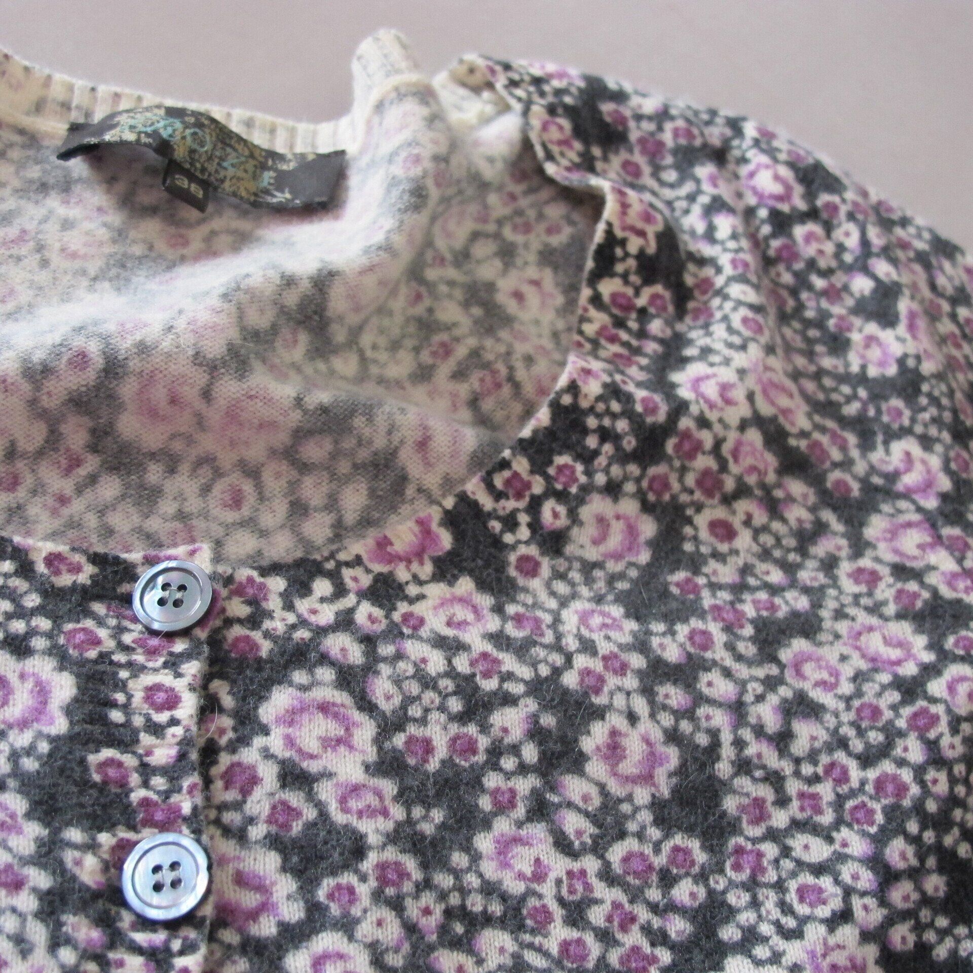 Een close-up van een bloemenshirt met knopen