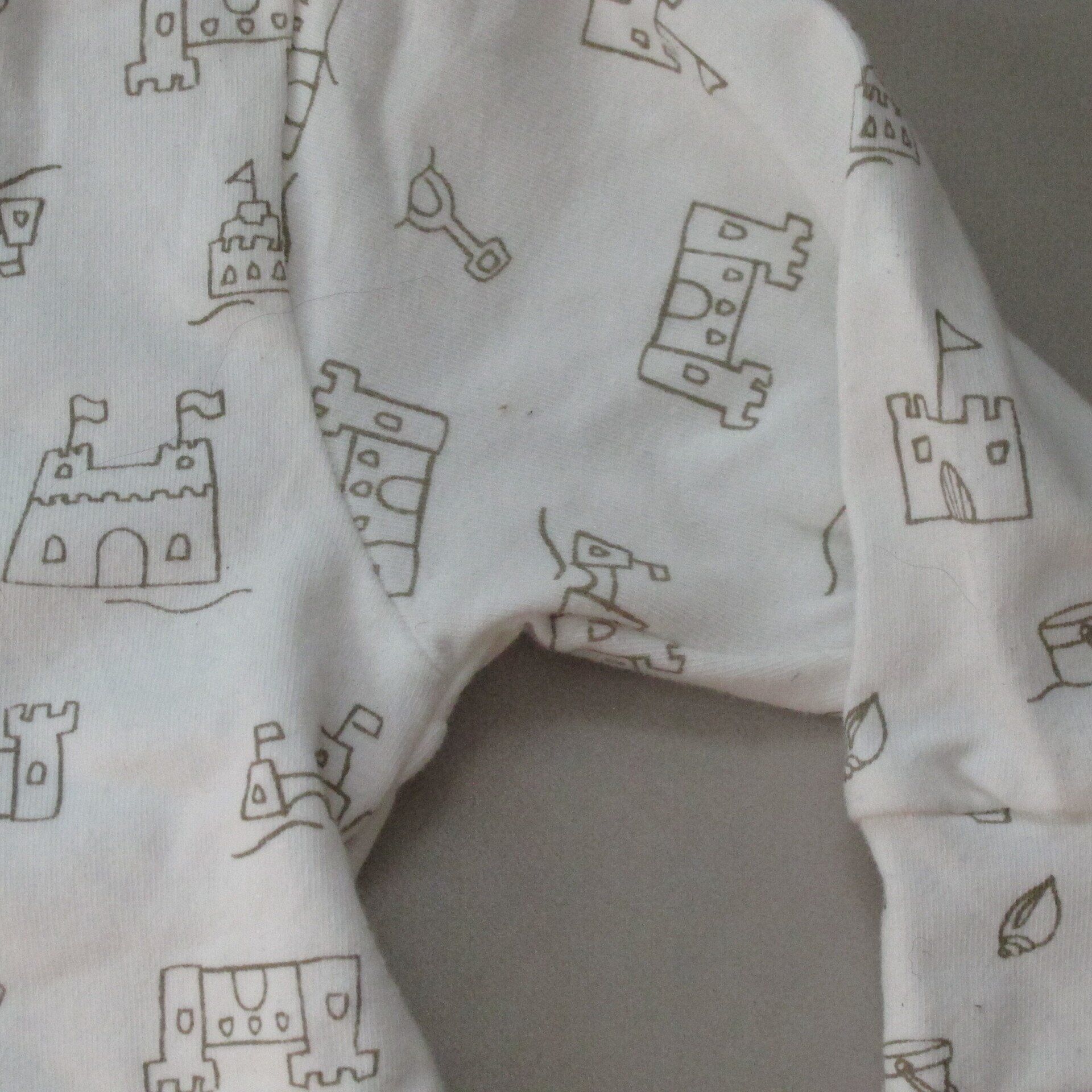 Een wit shirt met kastelen en sleutels erop