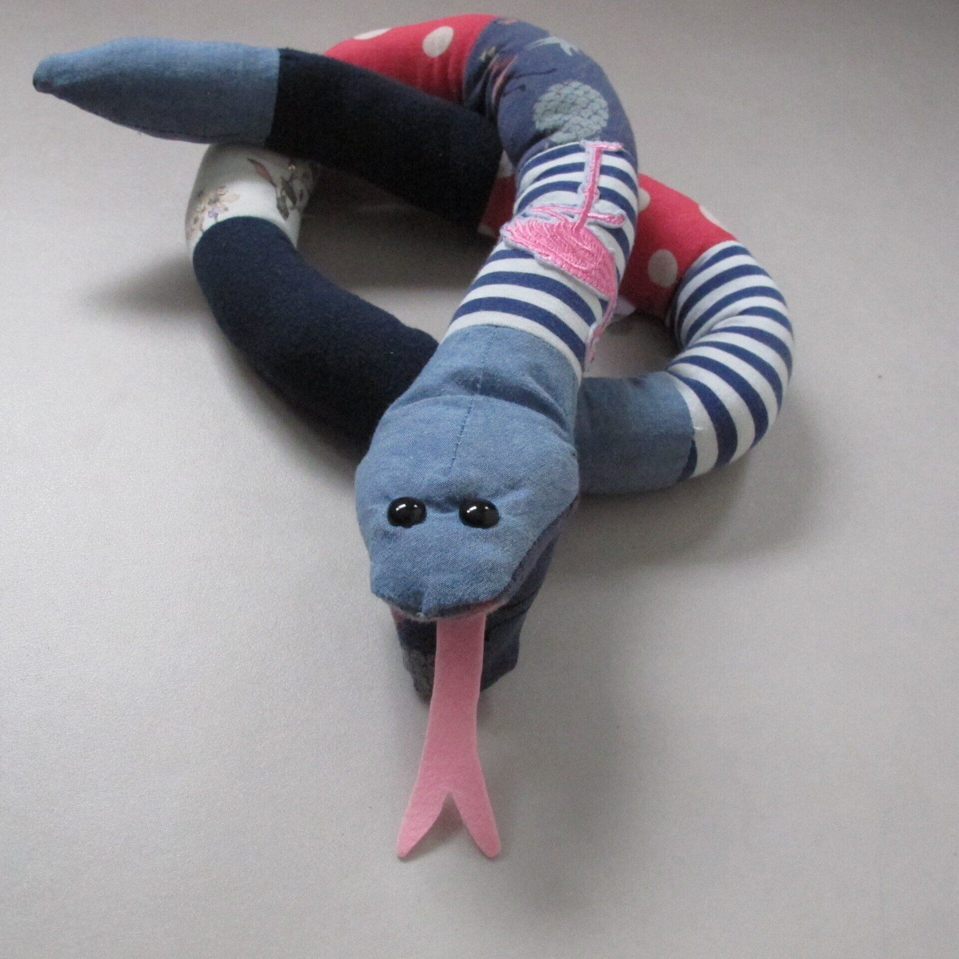 Een opgezette slang met een roze tong die eruit steekt