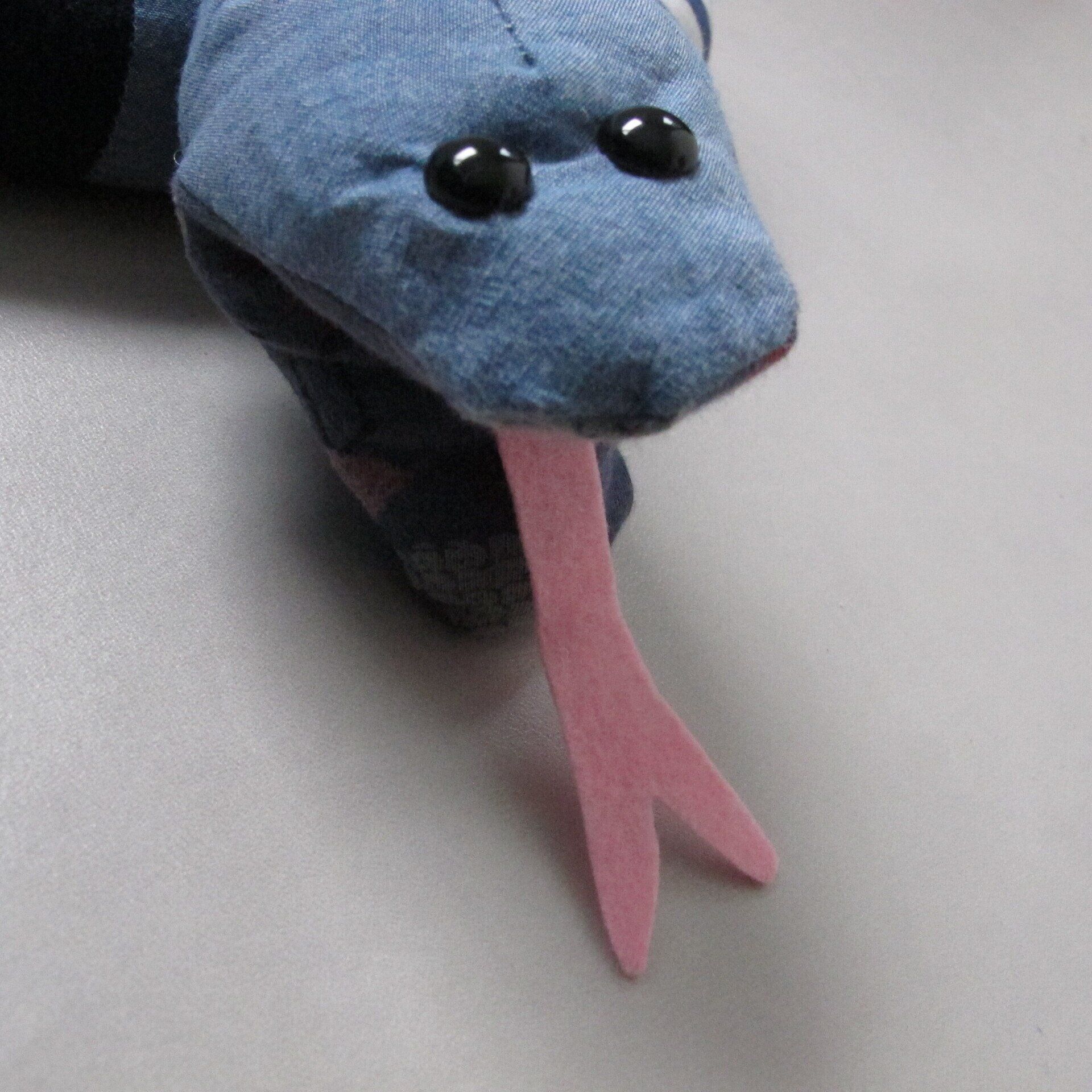 Een opgezette slang met een roze tong die eruit steekt