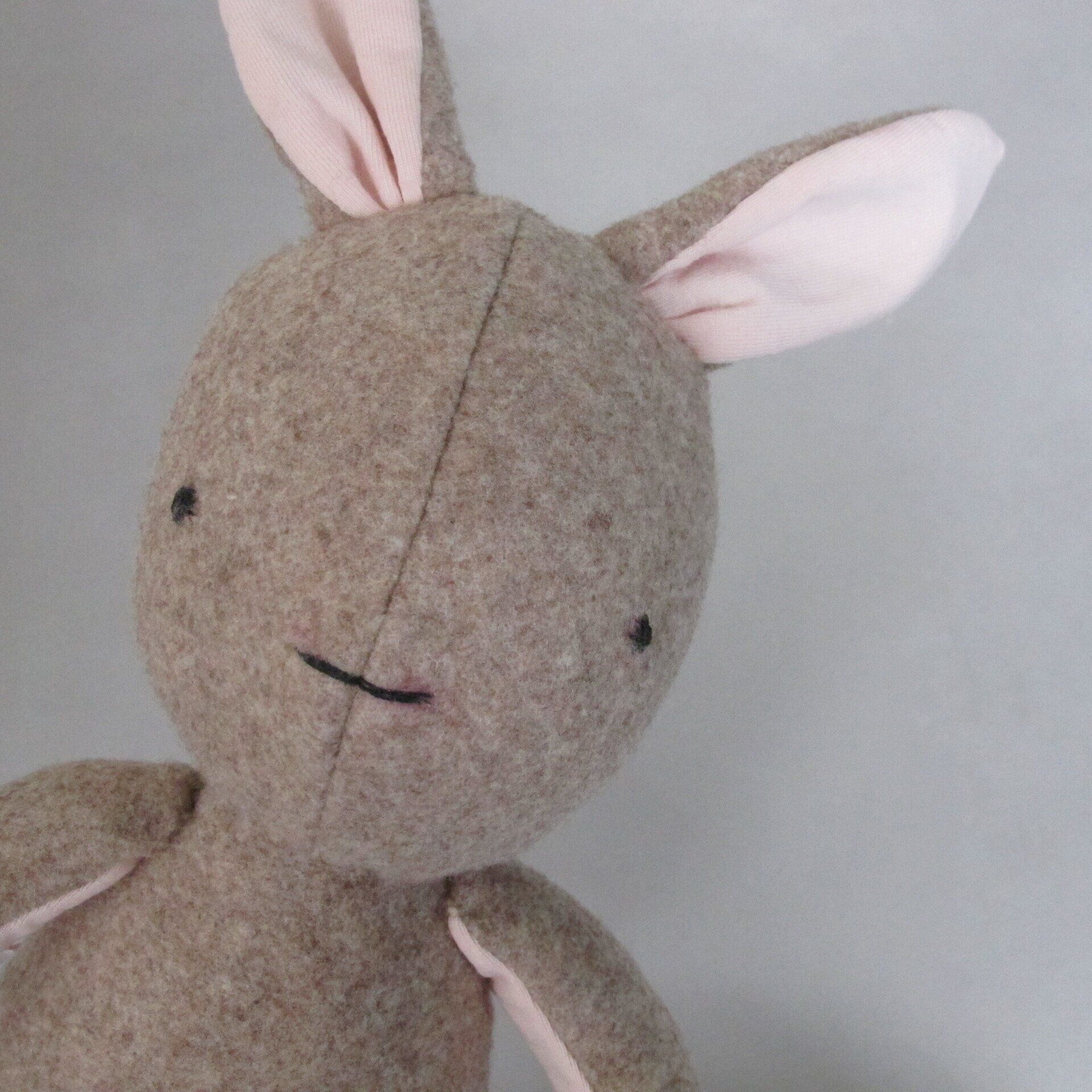 Een herinneringshaasje met roze oren en een zwarte neus