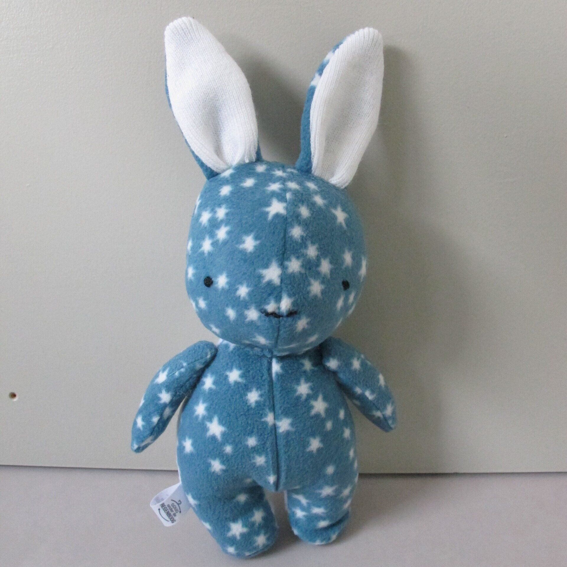 Een blauw troostkonijn met witte sterren erop