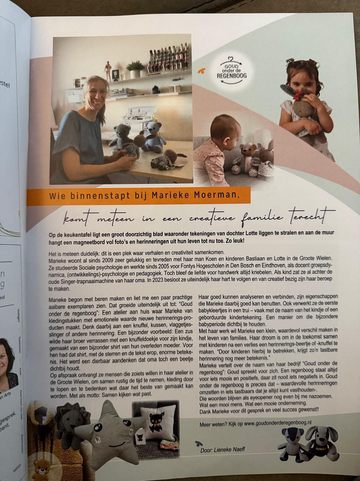 Pagina uit een tijdschriftartikel, met foto's van Marieke Moerman met knuffeldieren gemaakt van dierbare kleding. Tekst in het Nederlands.