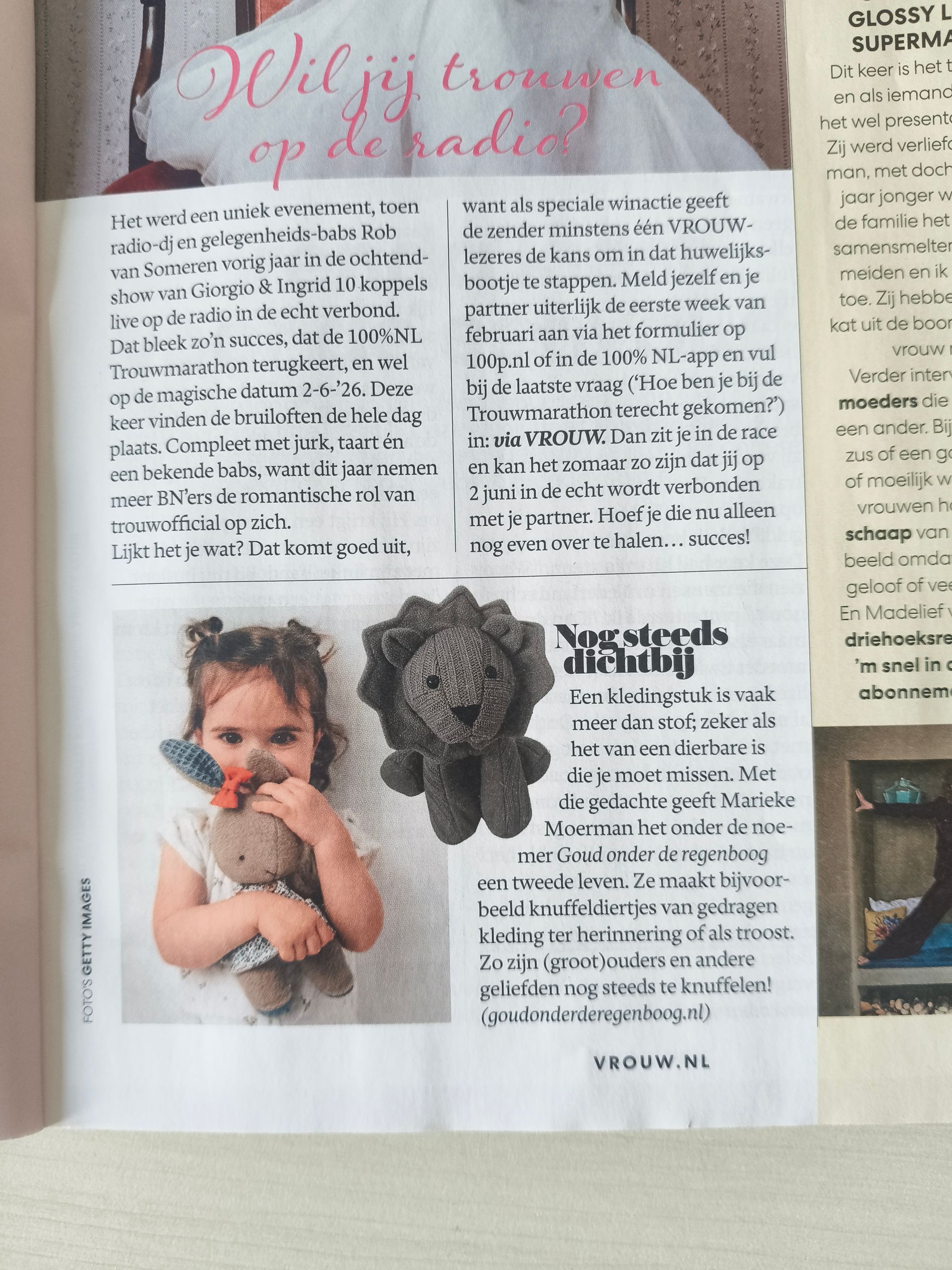 Een tijdschriftartikel met tekst, een foto van een kind dat een haasje gemaakt van dierbare kleding vasthoudt, en een grijs bruine leeuw gemaakt van kleding van een overledene