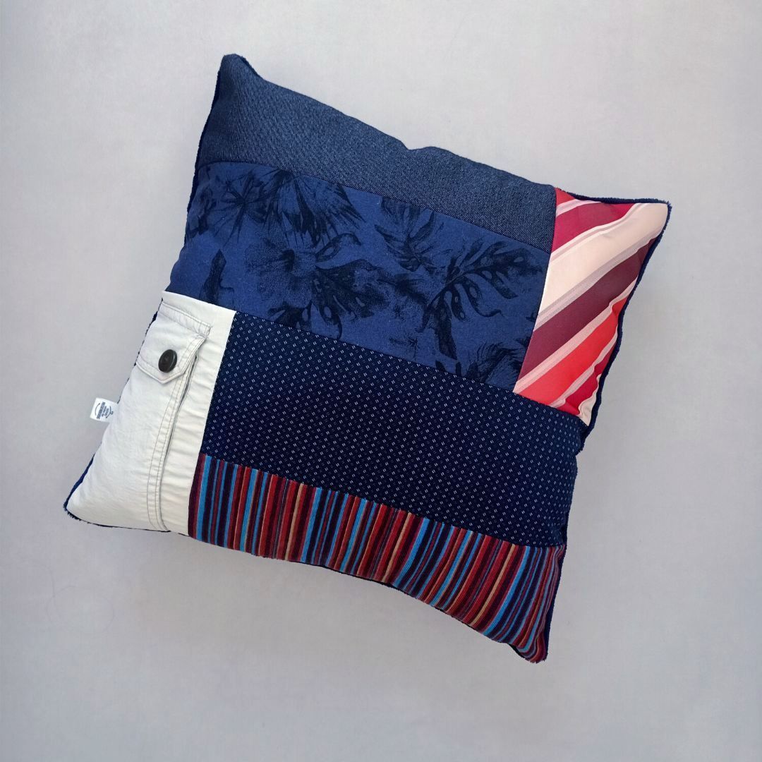 Een kussen gemaakt van een overhemd en stropdas