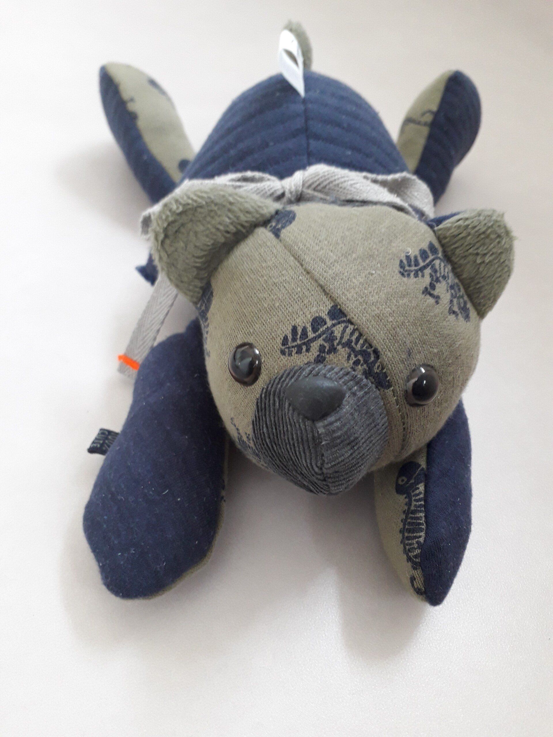 Een troostbeer ligt op een wit oppervlak