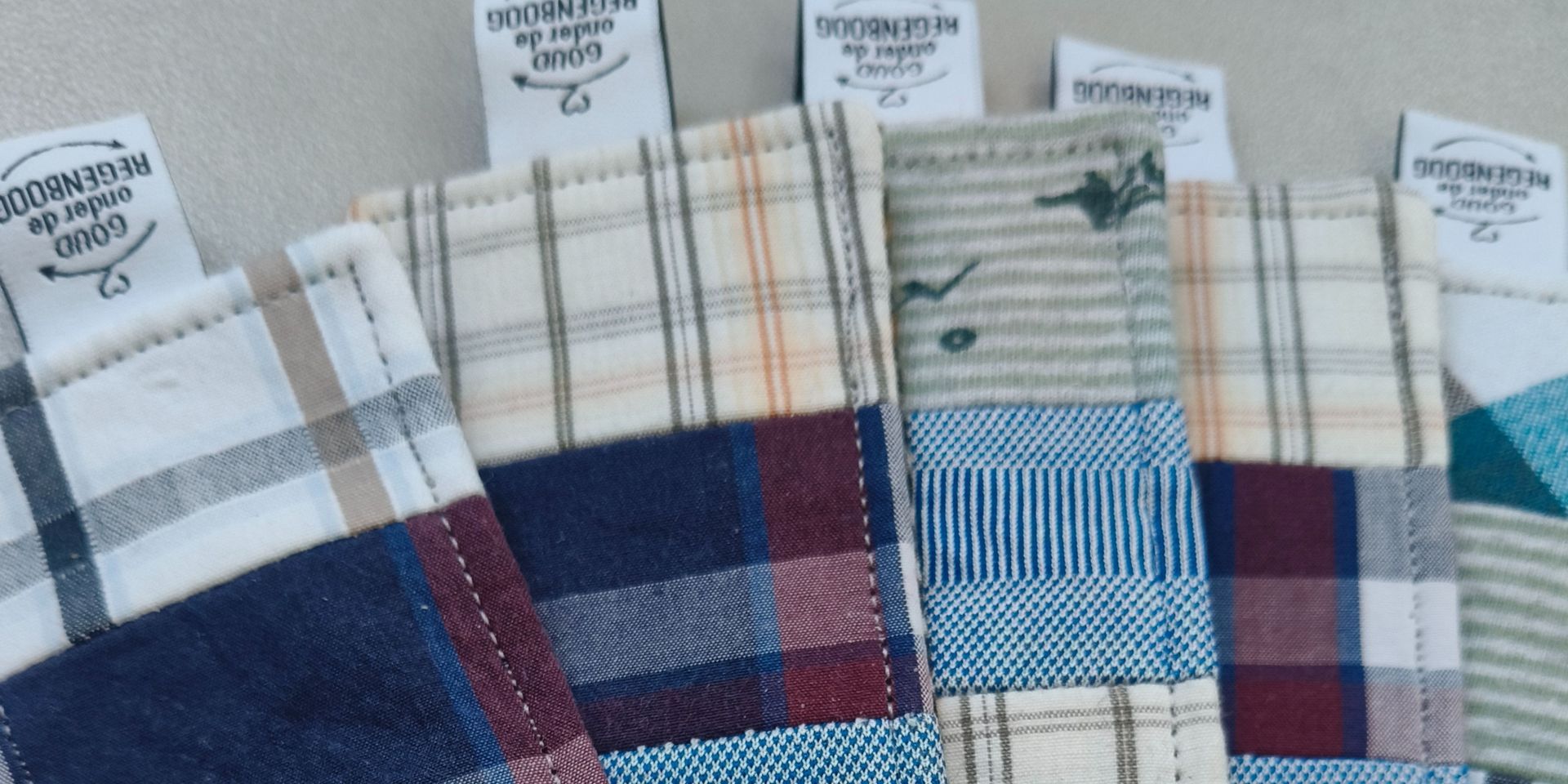 Boekenlegger gemaakt van de kleding van een overledene