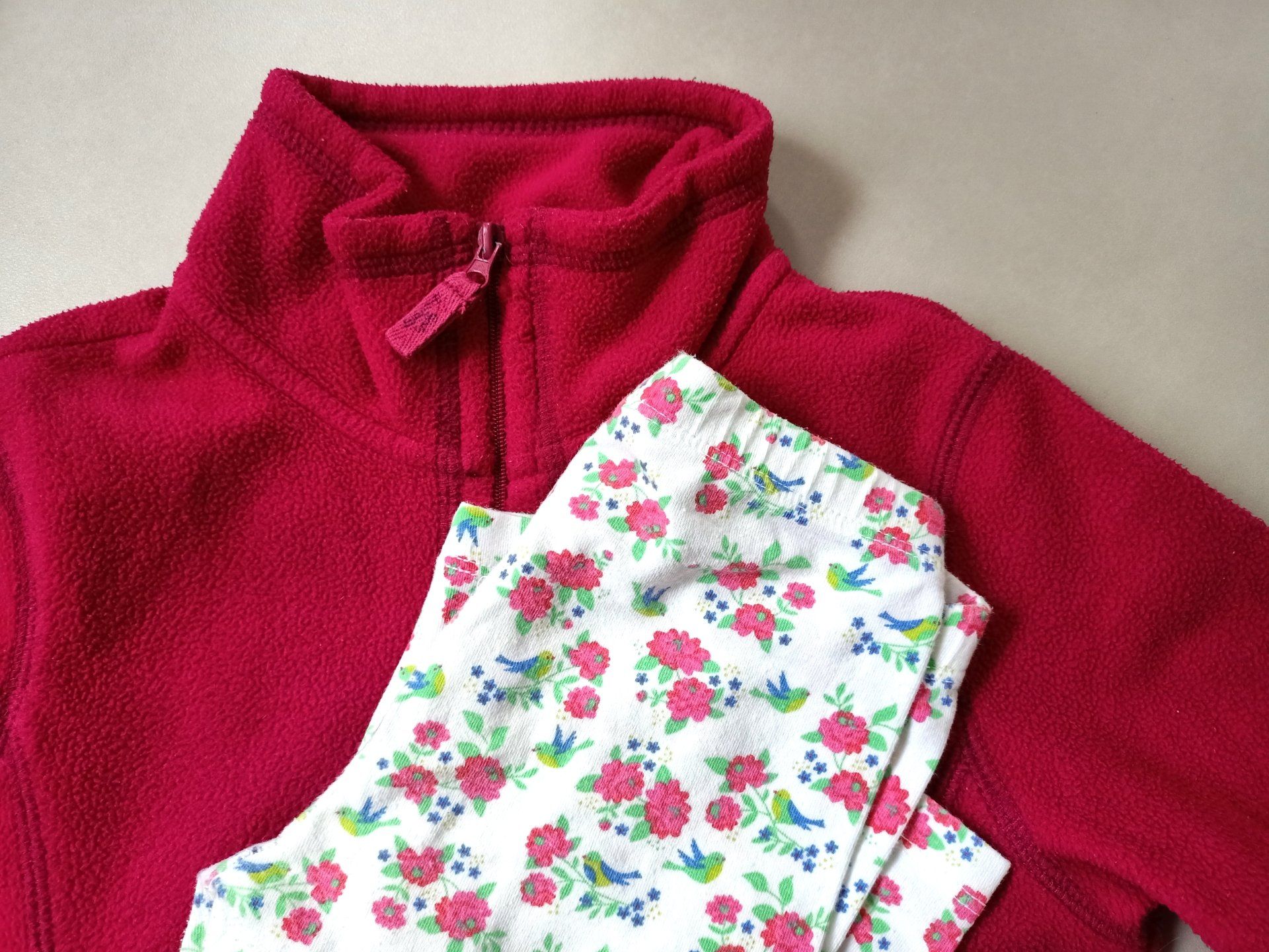 Een rood jasje en witte bloemenlegging op een tafel