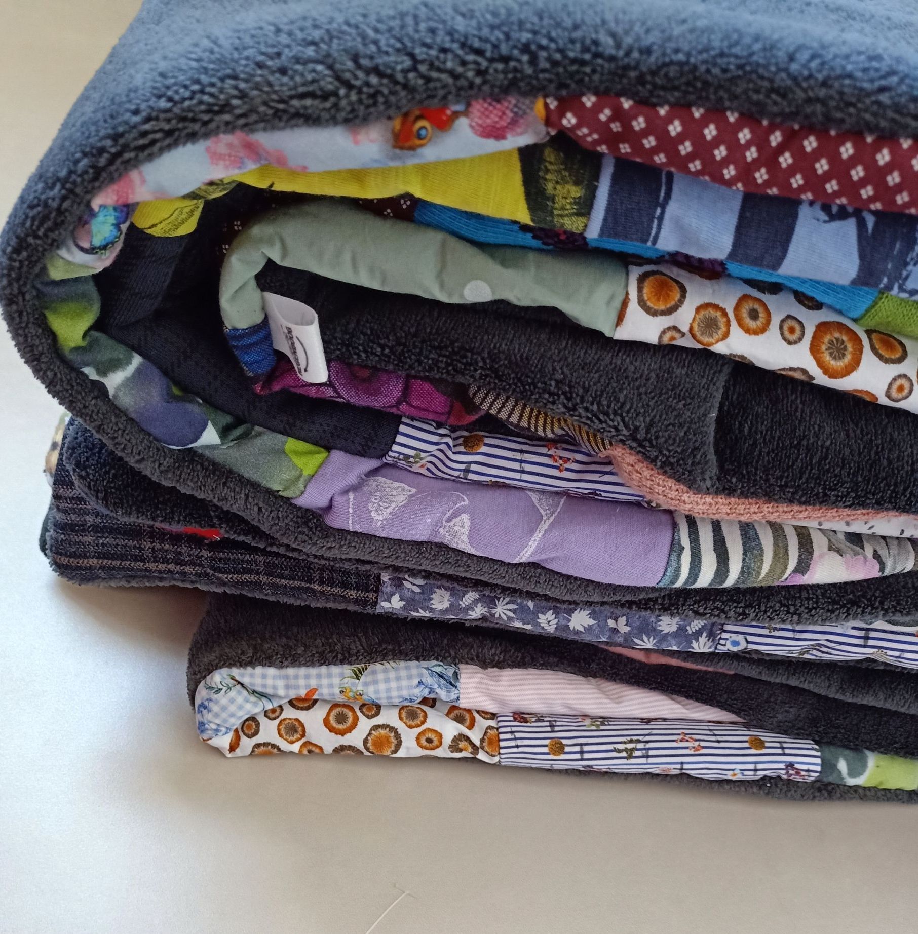 Een stapel dekens met een label waarop 'a' staat