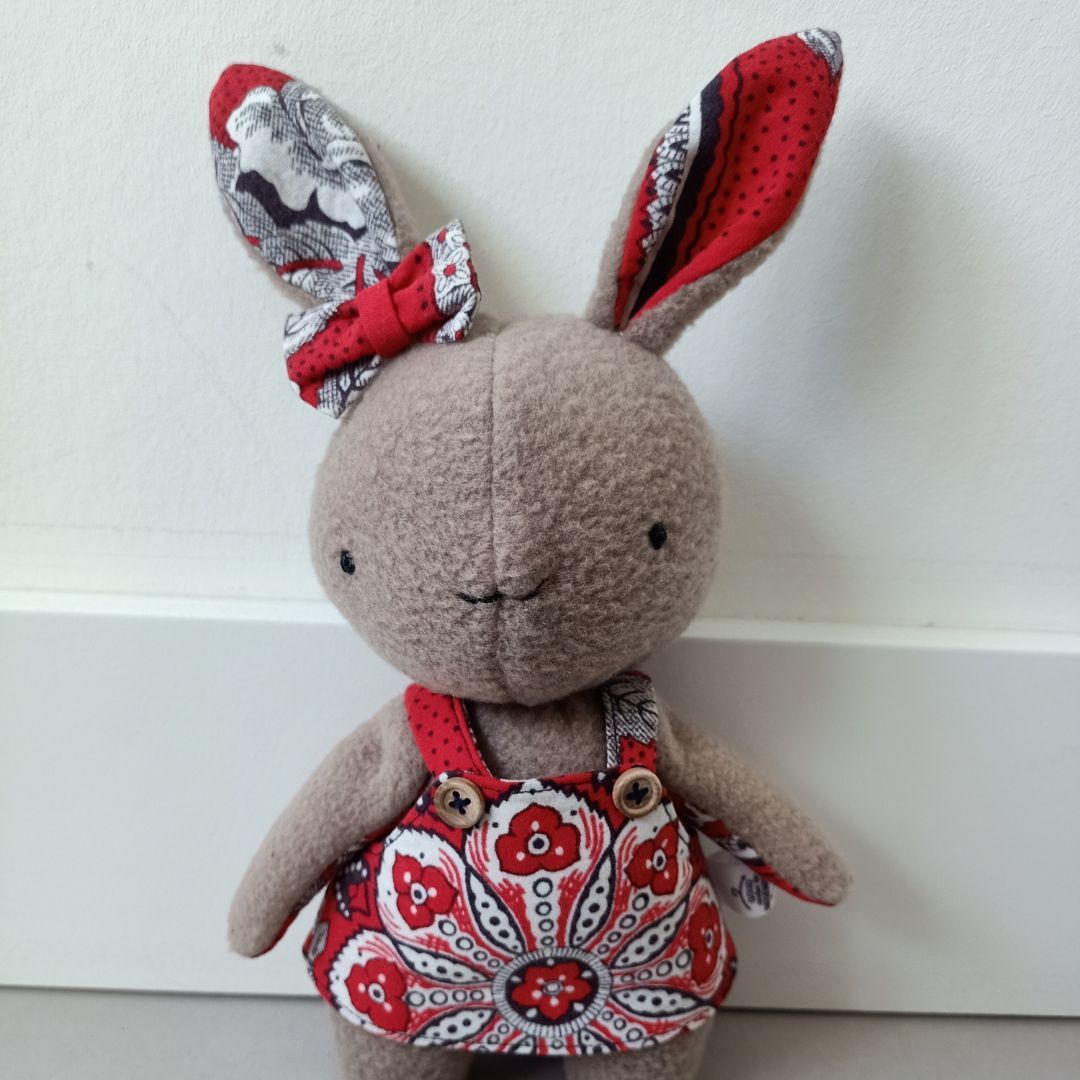 Een herinneringshaasje met een rode jurk en een strik
