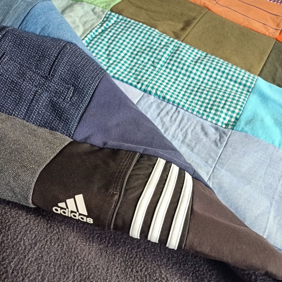 Een close-up van een troostquilt met een adidas-shirt erop