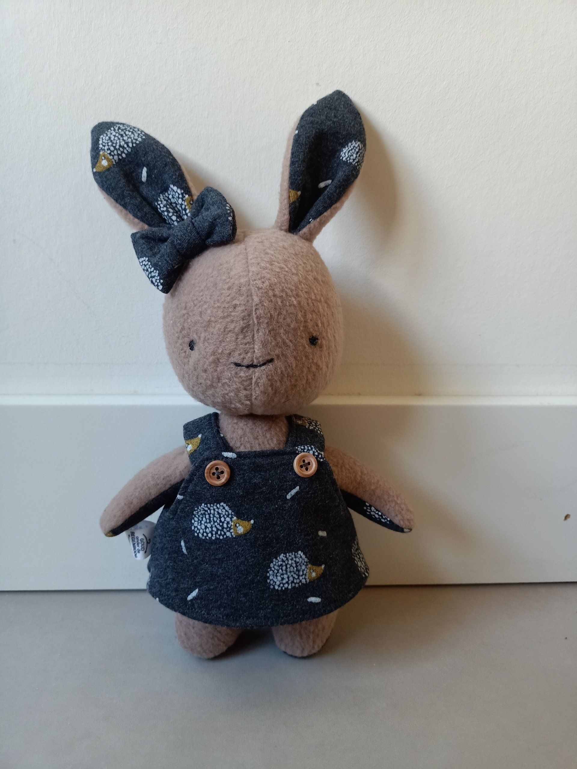 Een herinneringshaasje draagt een jurkje en een strik.