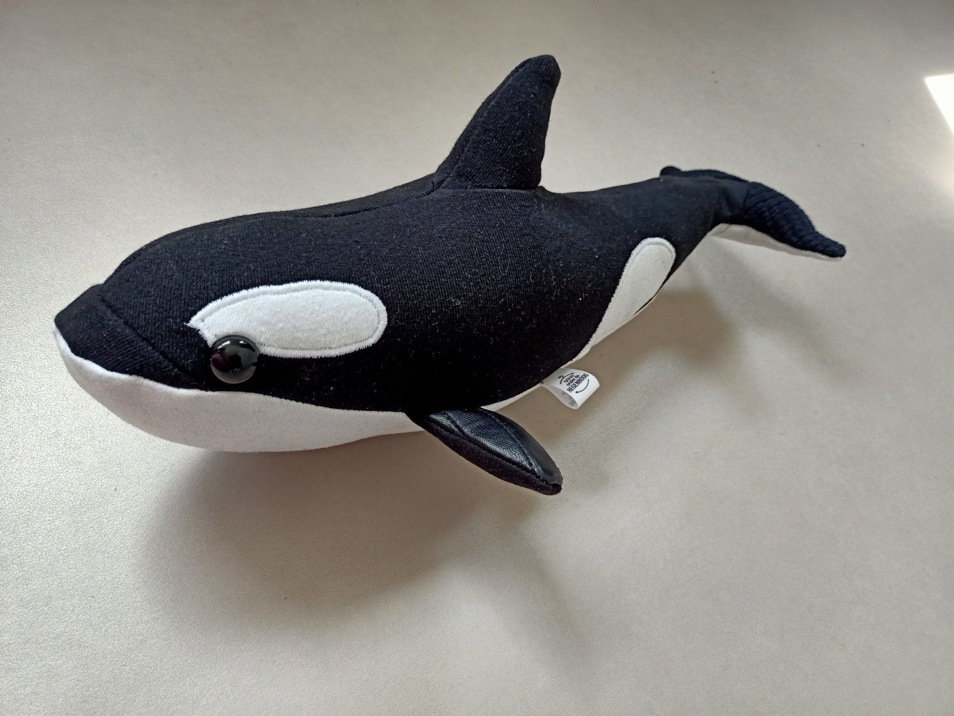 Een opgezette orka zit op een tafel