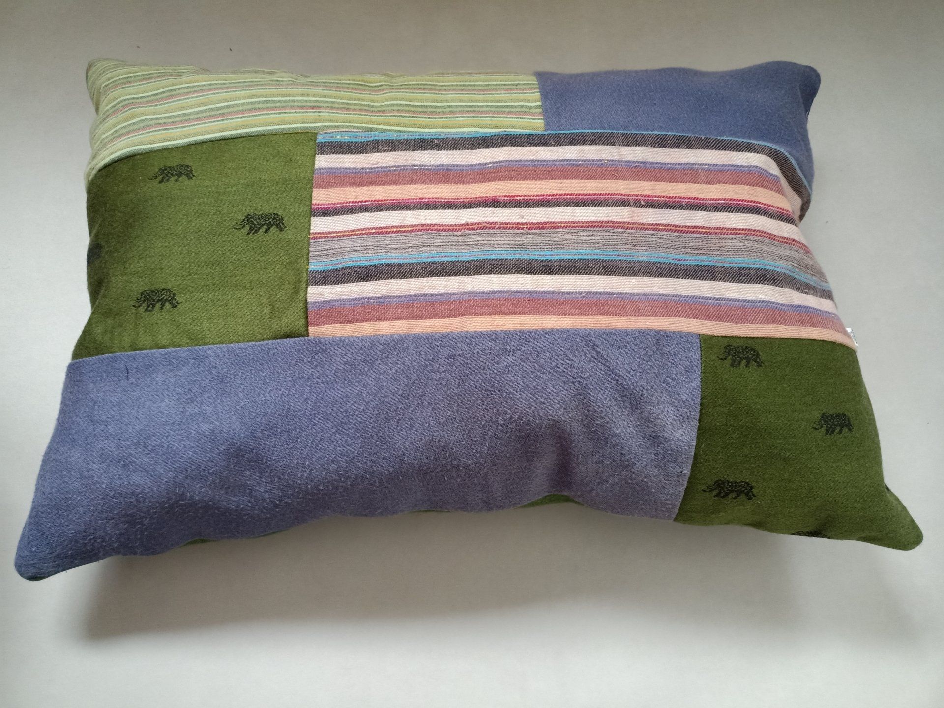 Een gedenkkussen met een strepenpatroon erop