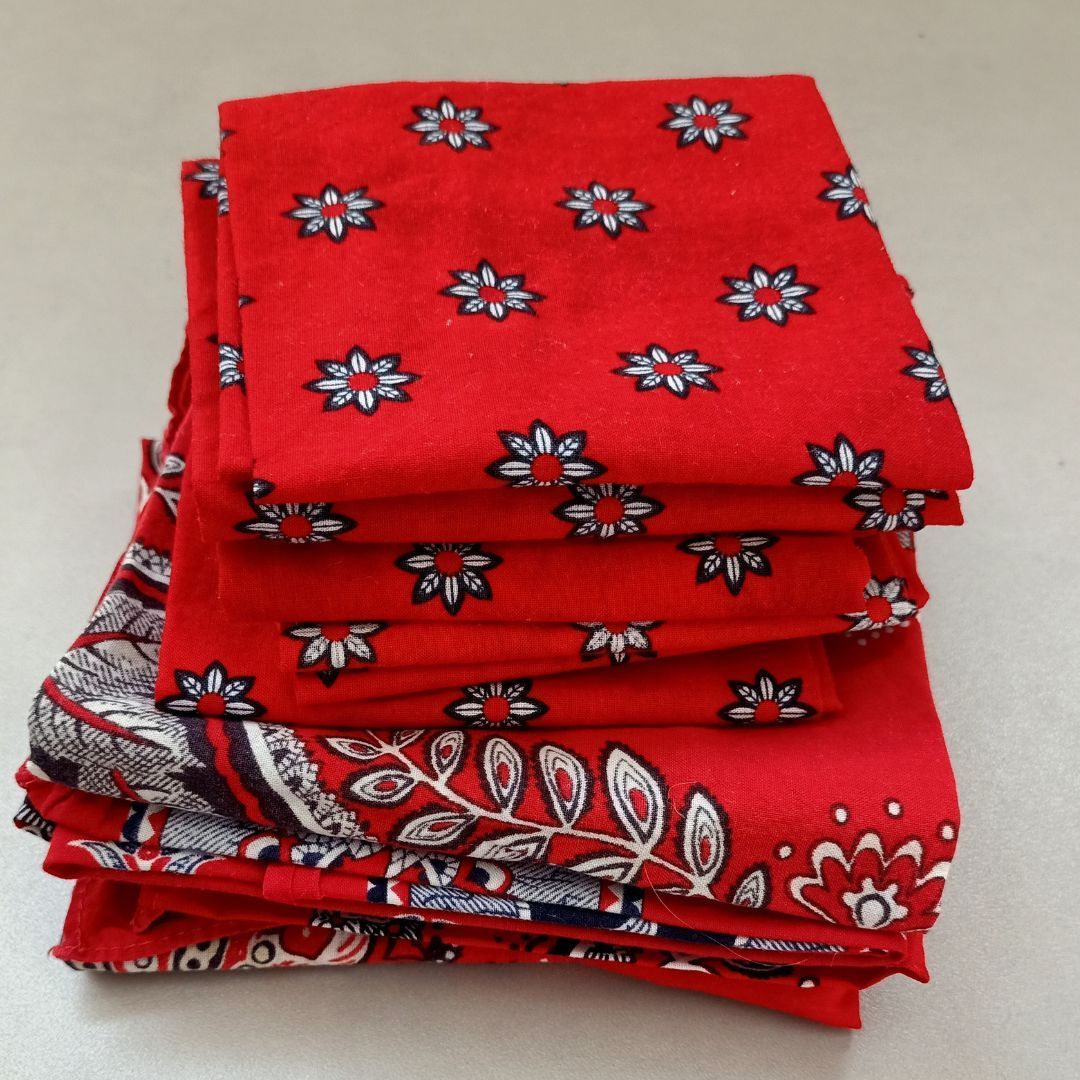 Een stapel rode bandana's met bloemen erop