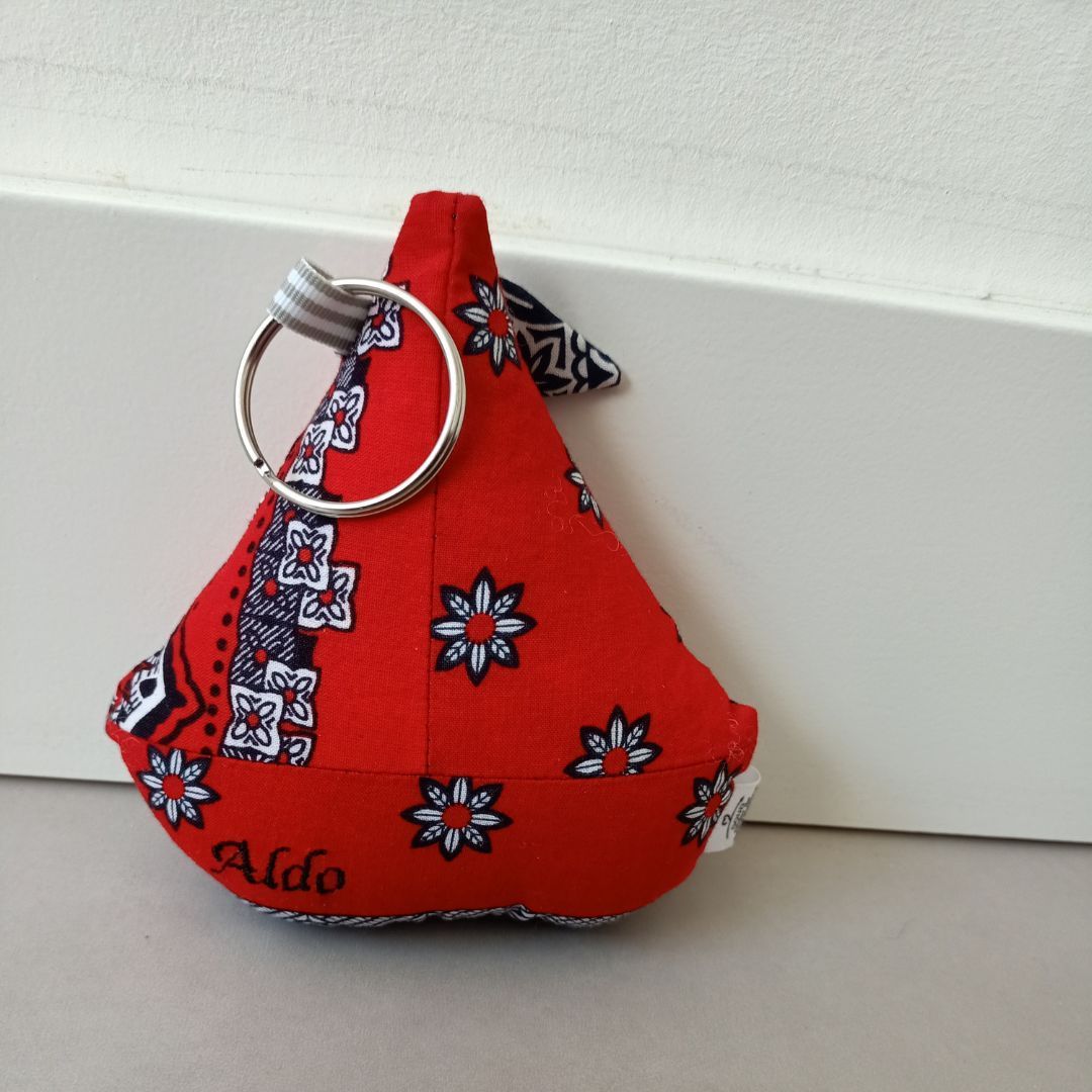 Een zeilboot gemaakt van rode zakdoeken