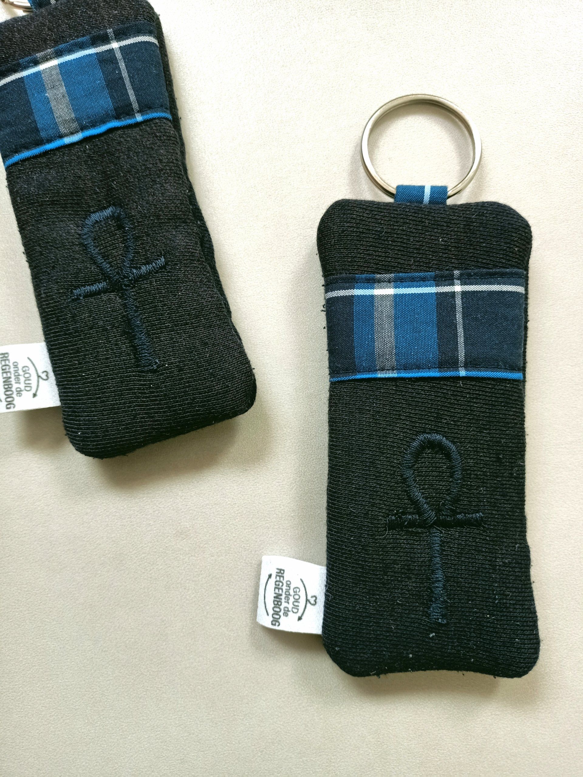 Een zwart-blauwe sleutelhanger met het woord jeep erop