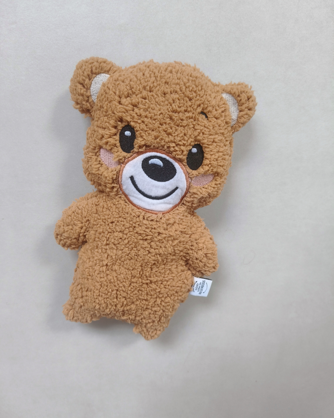 Troostbeertje van kleding overledene goud onder de regenboog