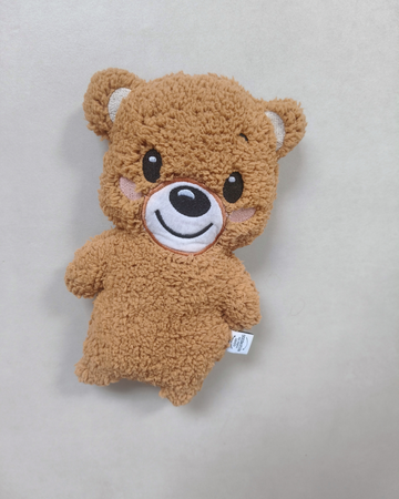 Troostbeertje van kleding overledene goud onder de regenboog