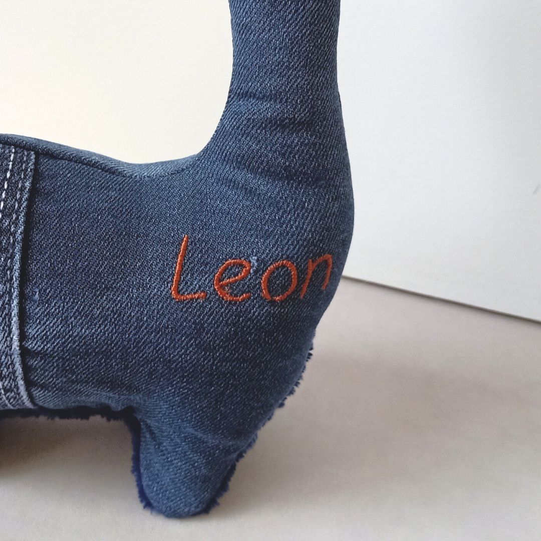 Een herinneringsknuffel met de naam Leon erop geborduurd