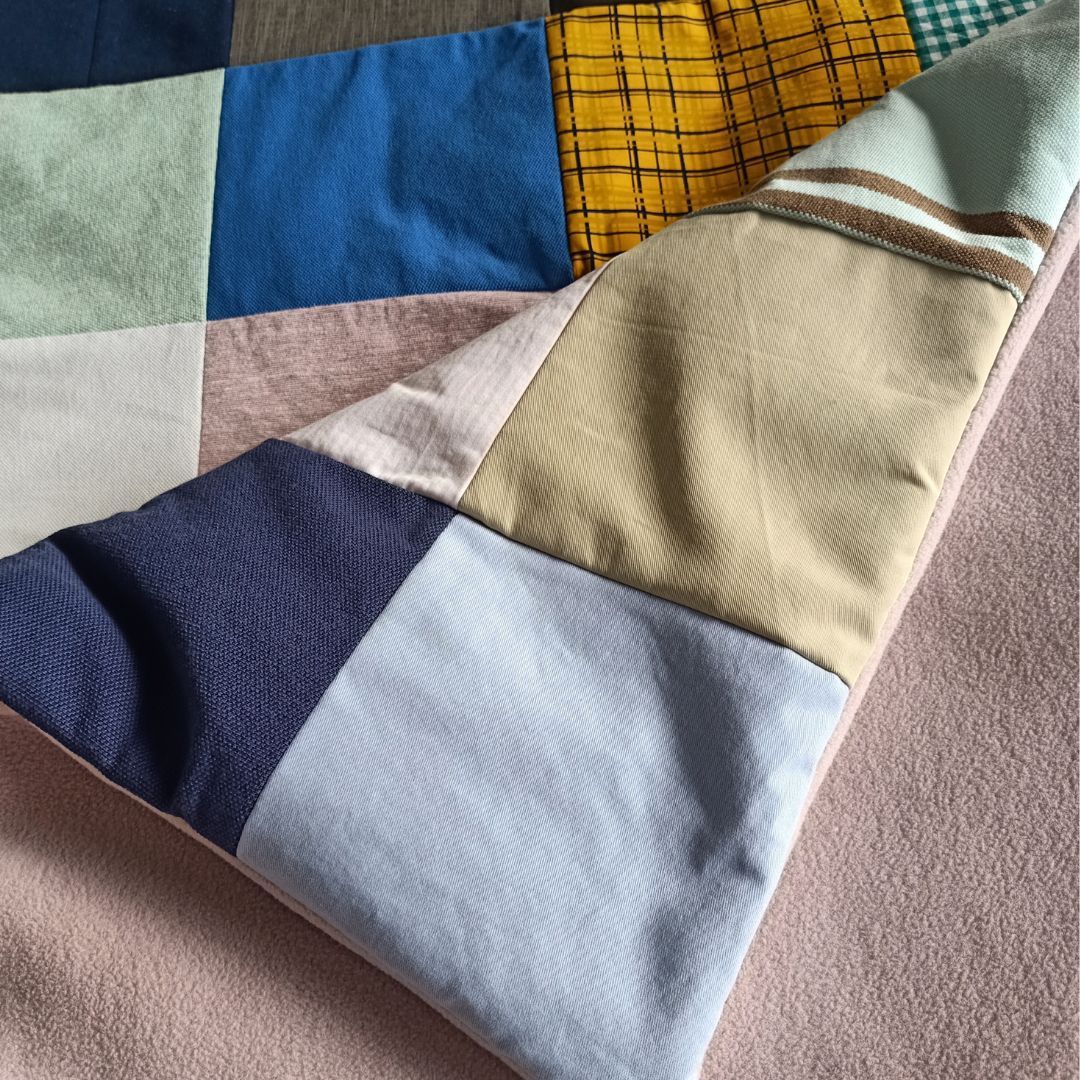 Een close-up van een lappendeken op een tafel