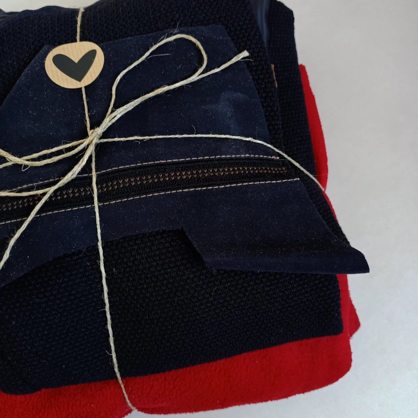 Een stapel zwarte en rode stof met een hart erop