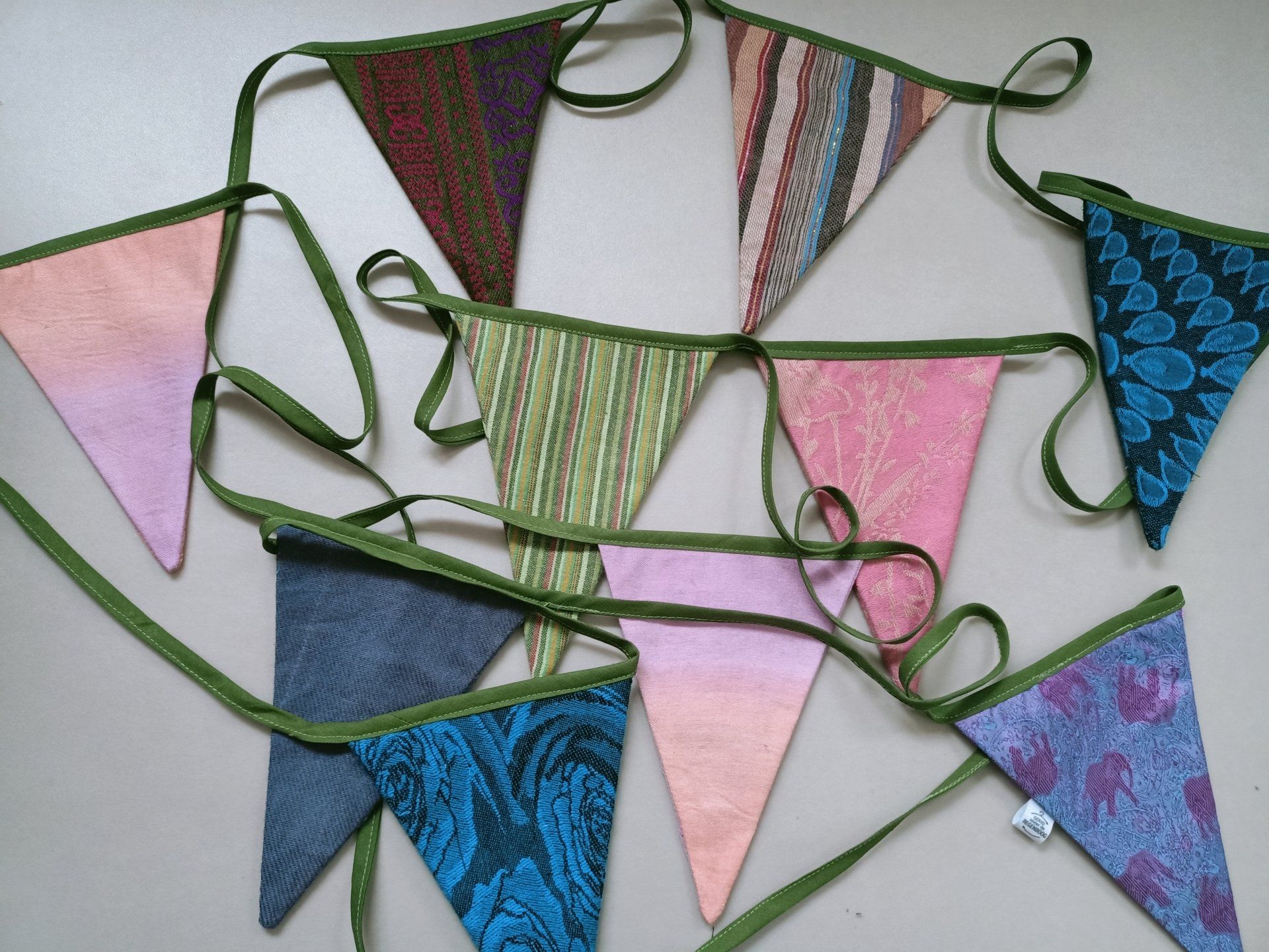 Een bos kleurrijke driehoeken met groene linten