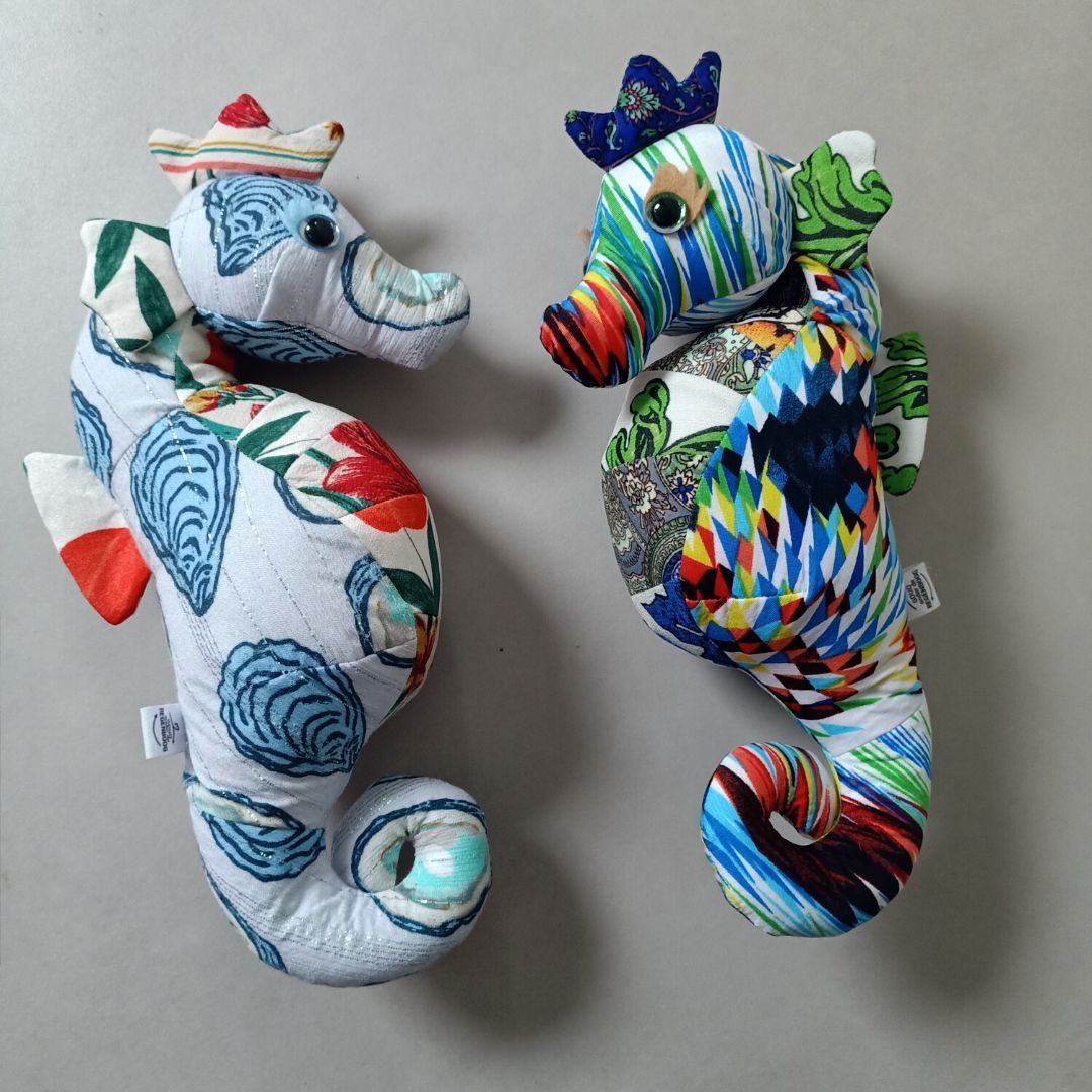 Twee opgezette zeepaardjes zitten naast elkaar op een tafel