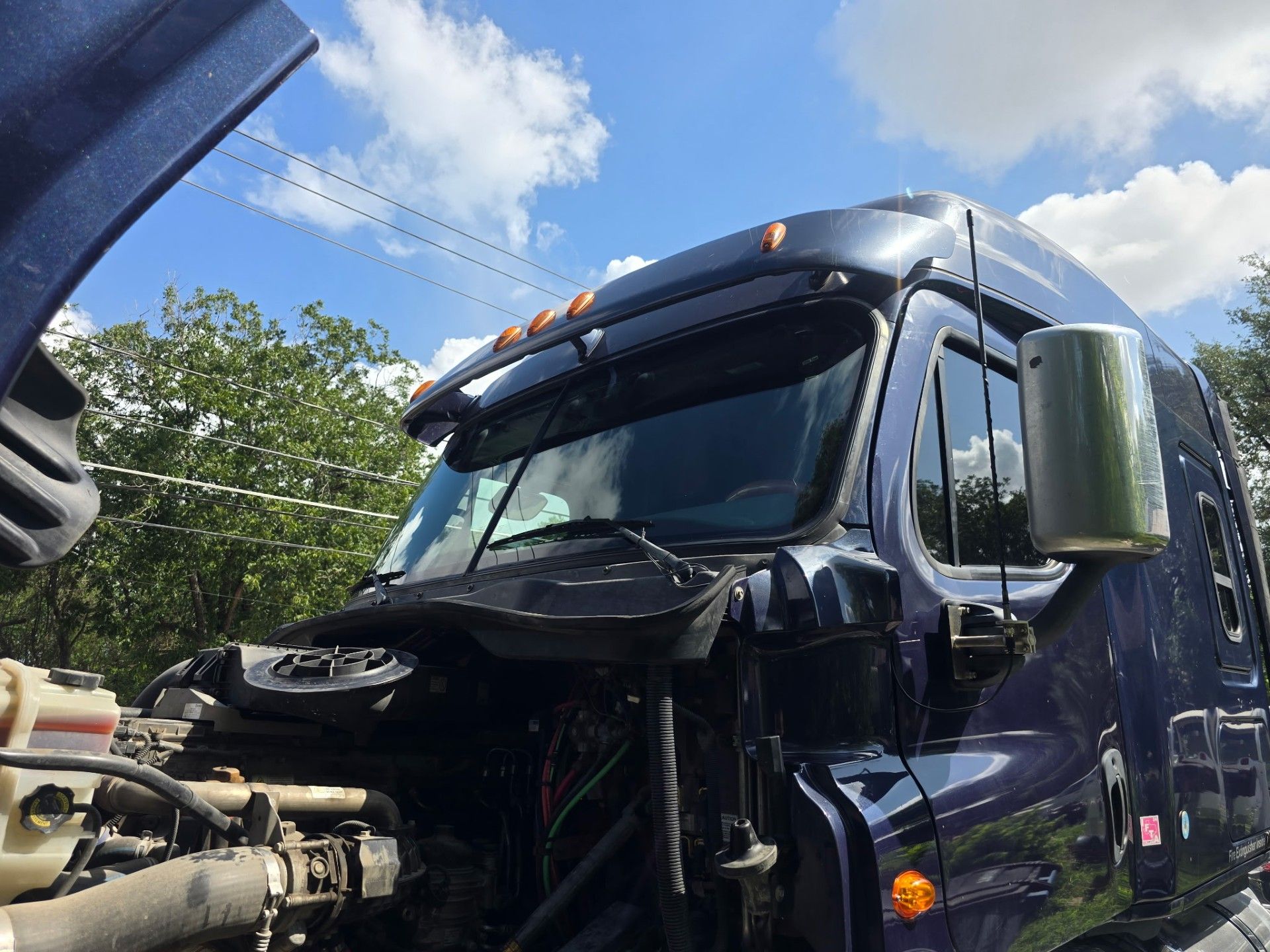 Semi truck & fleet vehicle windshield replacement in Austin, TX