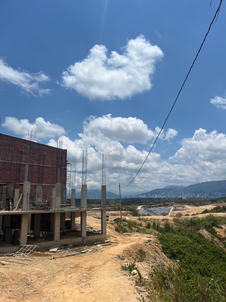 Se está construyendo un edificio en medio de un campo de tierra.