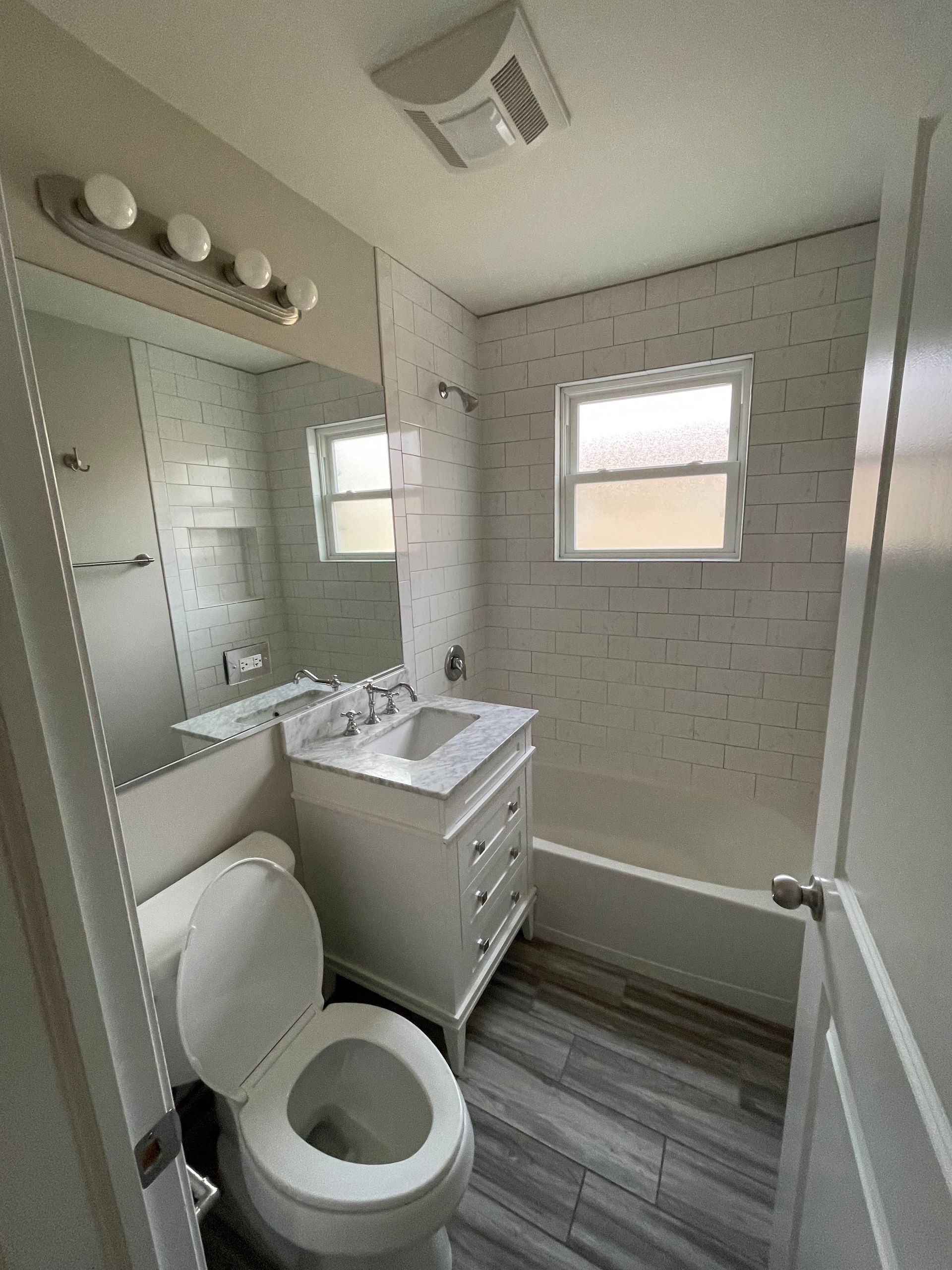a bathroom with a toilet , sink , and bathtub .