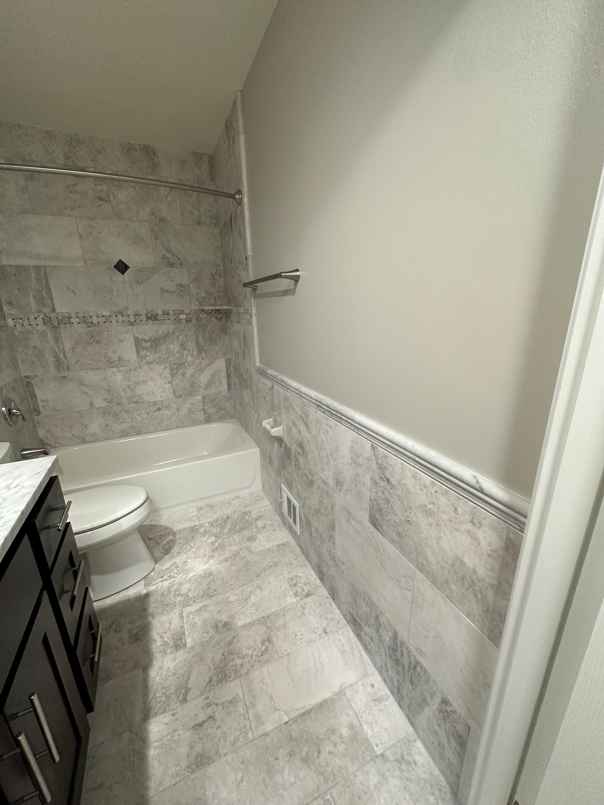 a bathroom with a toilet , sink , bathtub and shower .