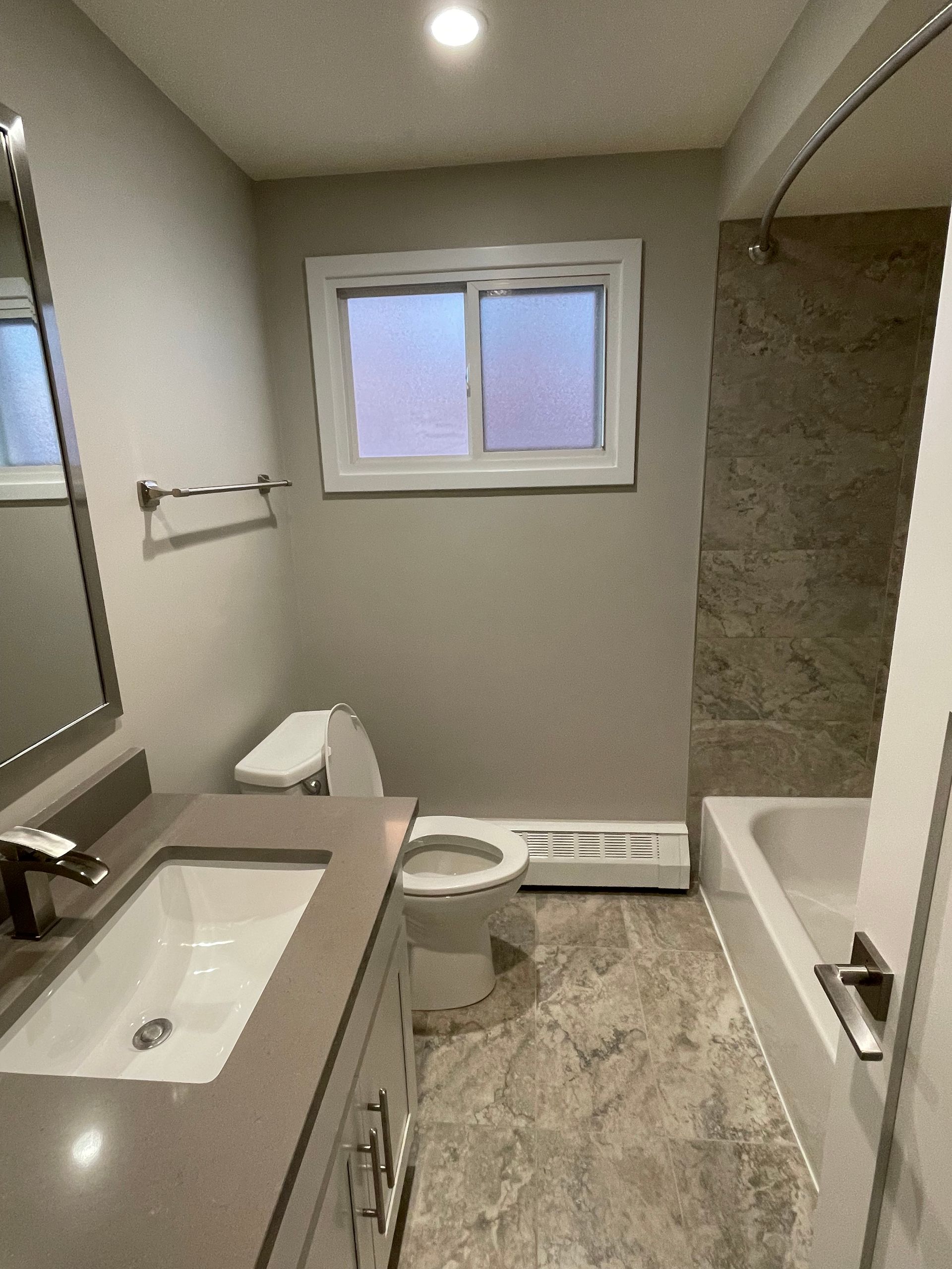 a bathroom with a toilet , sink , and bathtub .