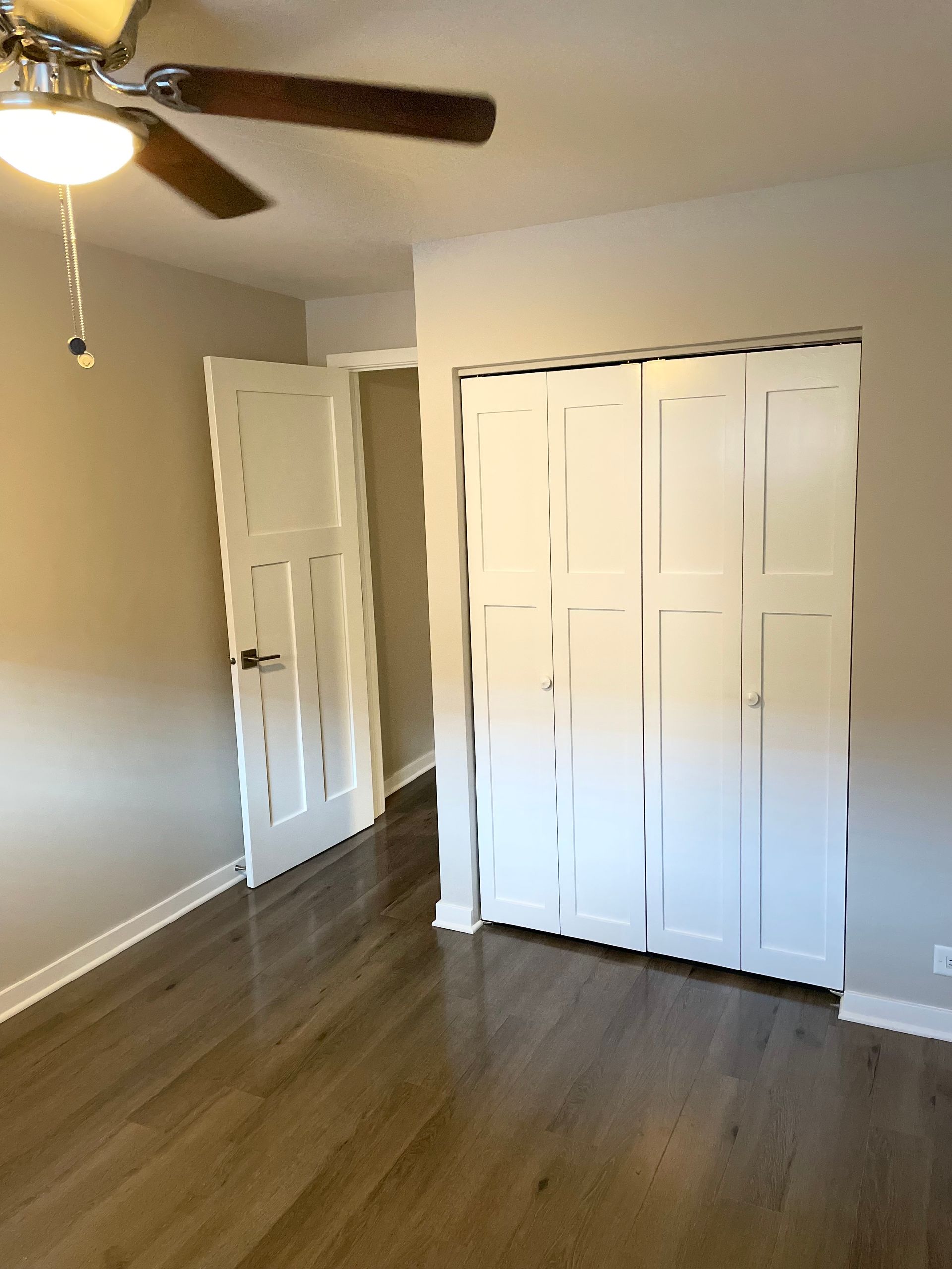 there is a ceiling fan in the room and a closet .