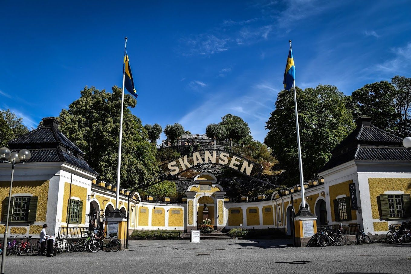 un bâtiment jaune avec un panneau indiquant « skansen » dessus