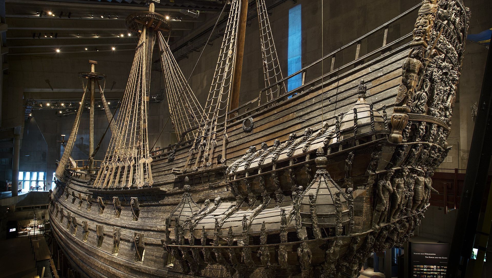 un gran barco se exhibe en un museo.