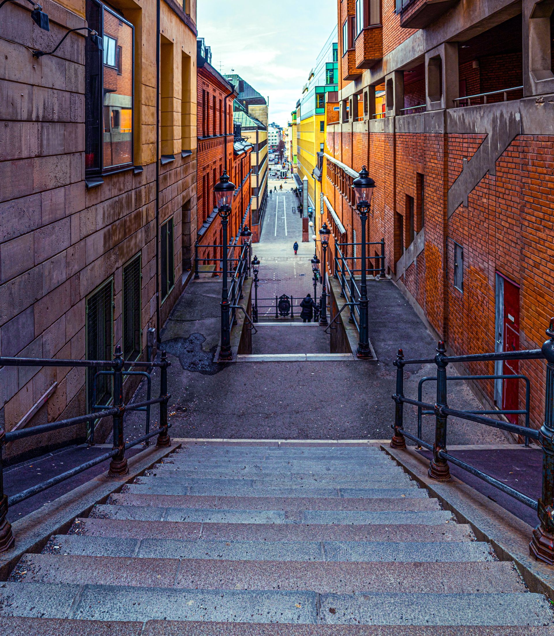 un callejón estrecho con escaleras que conducen a un edificio.