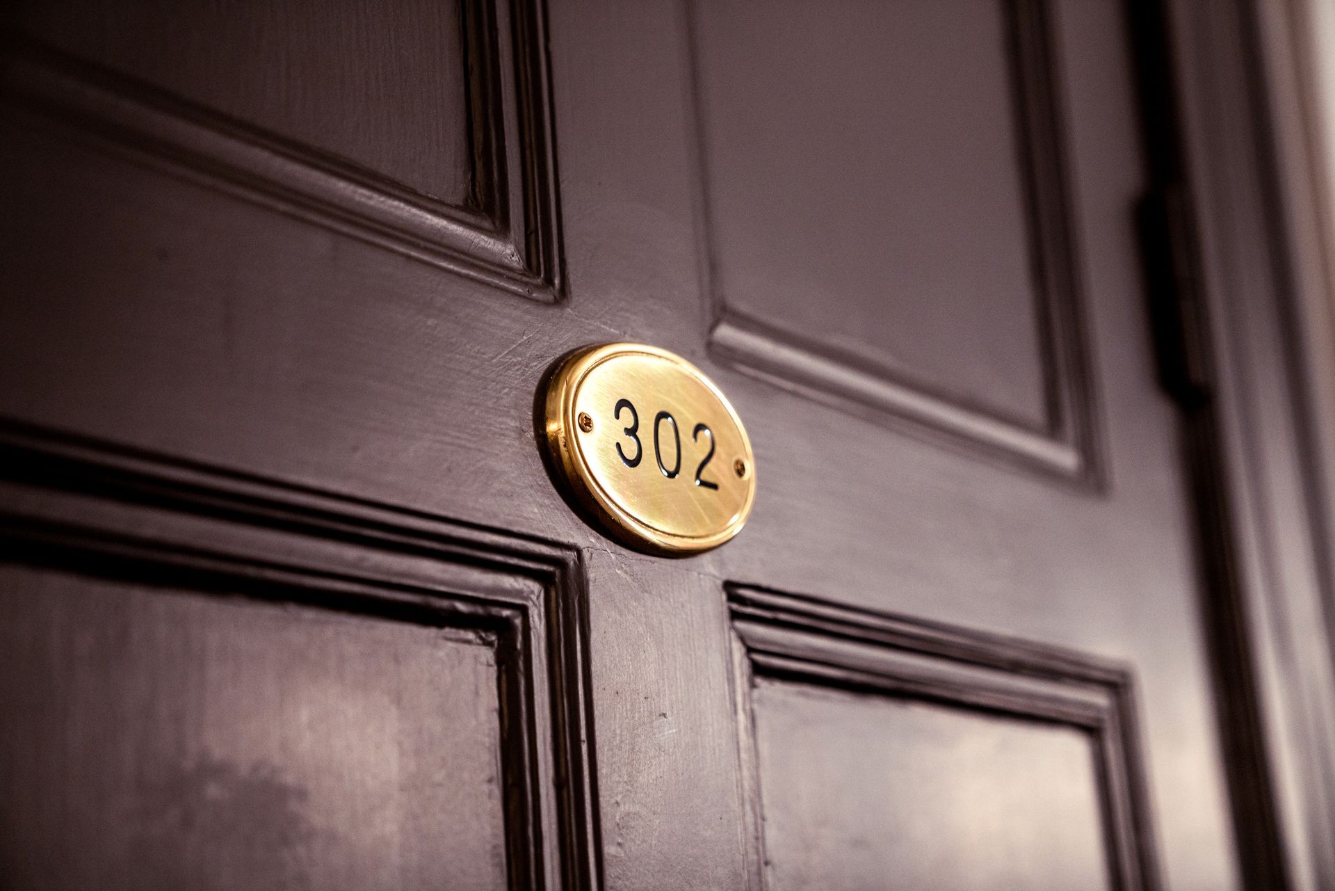 una puerta con el número 302