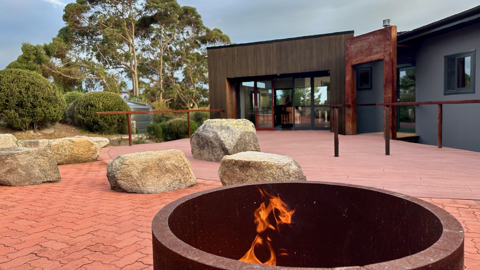 Courtyard with fire pit 