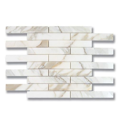 White and beige marble tile backsplash in a brick pattern.