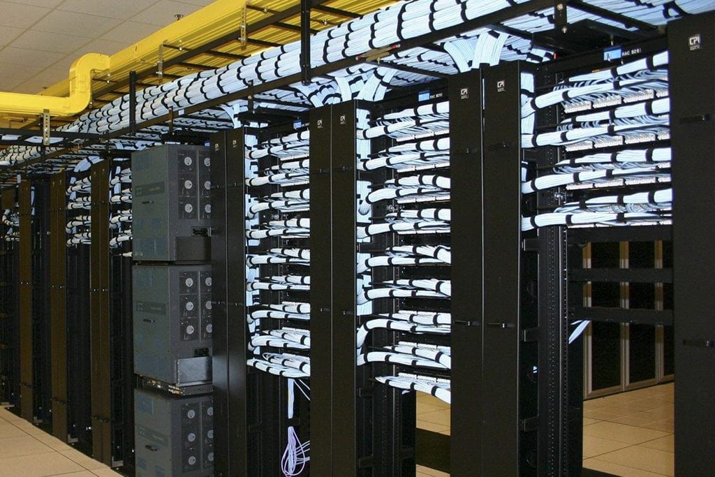 Una fila de bastidores de servidores negros en un centro de datos