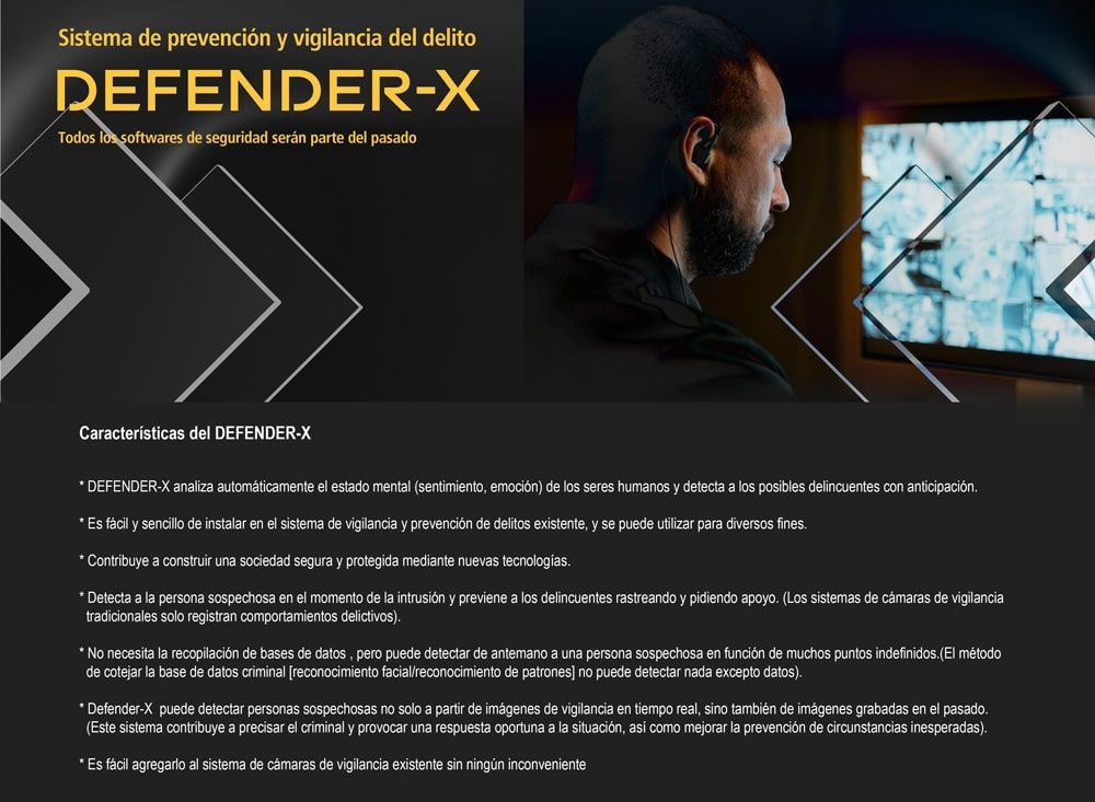 Un hombre con barba mira la pantalla de una computadora.