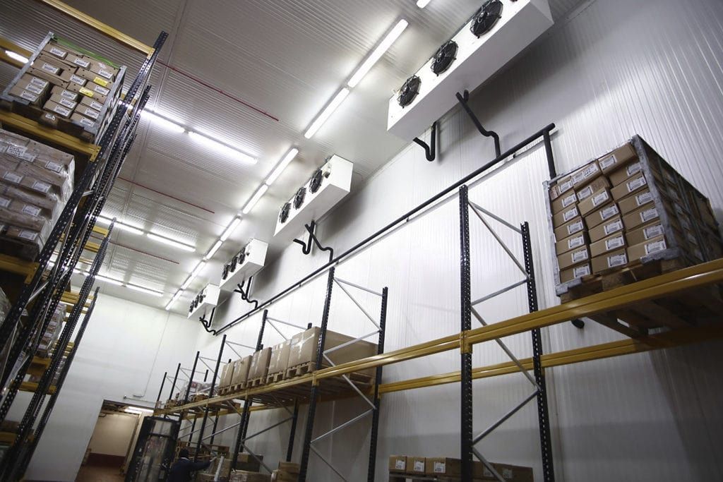 Un gran almacén lleno de estanterías y cajas.