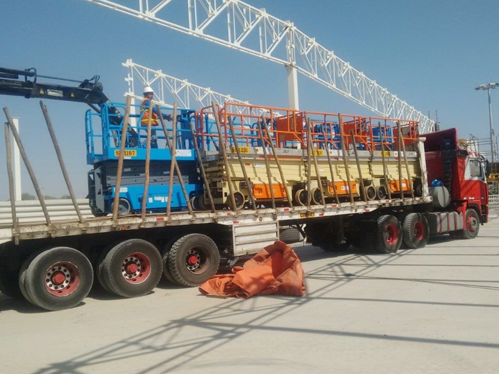 Un camión con una grúa en la parte trasera.