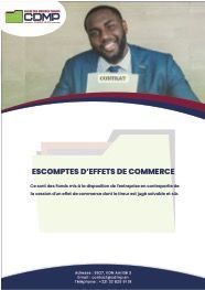 Un homme en cravate est assis devant un ordinateur portable.