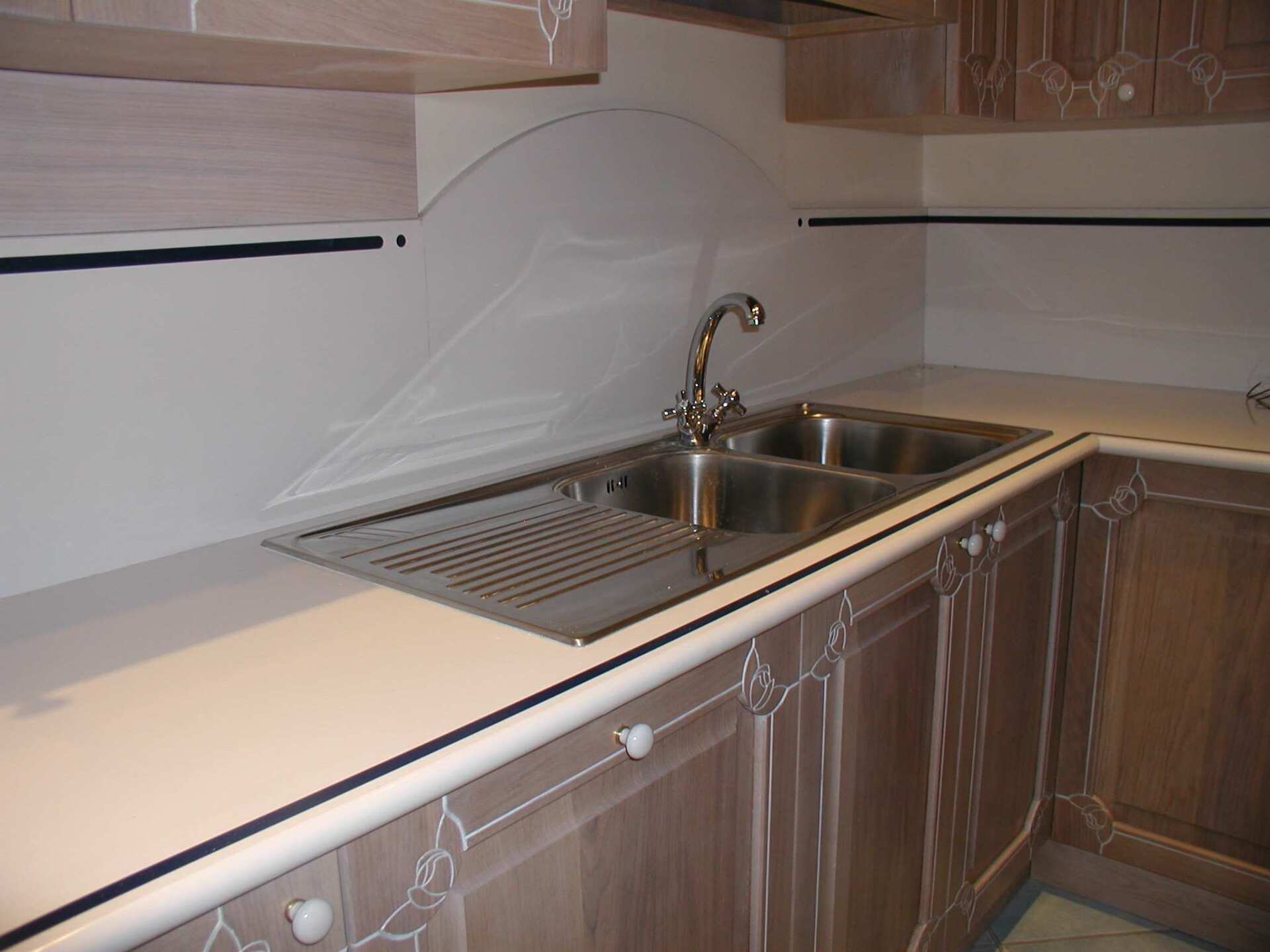 cucina con top in marmo rosa