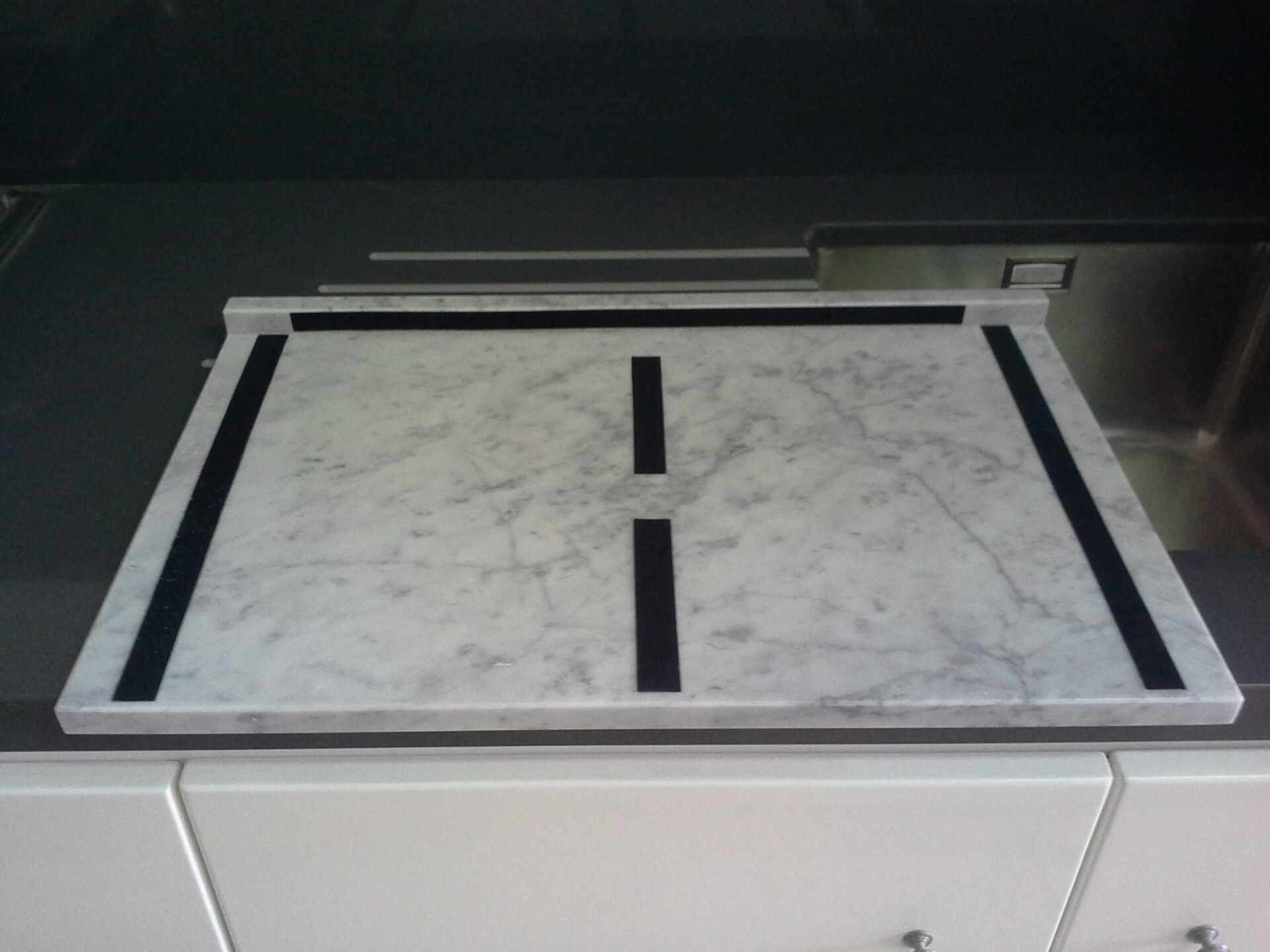 piano in marmo bianco