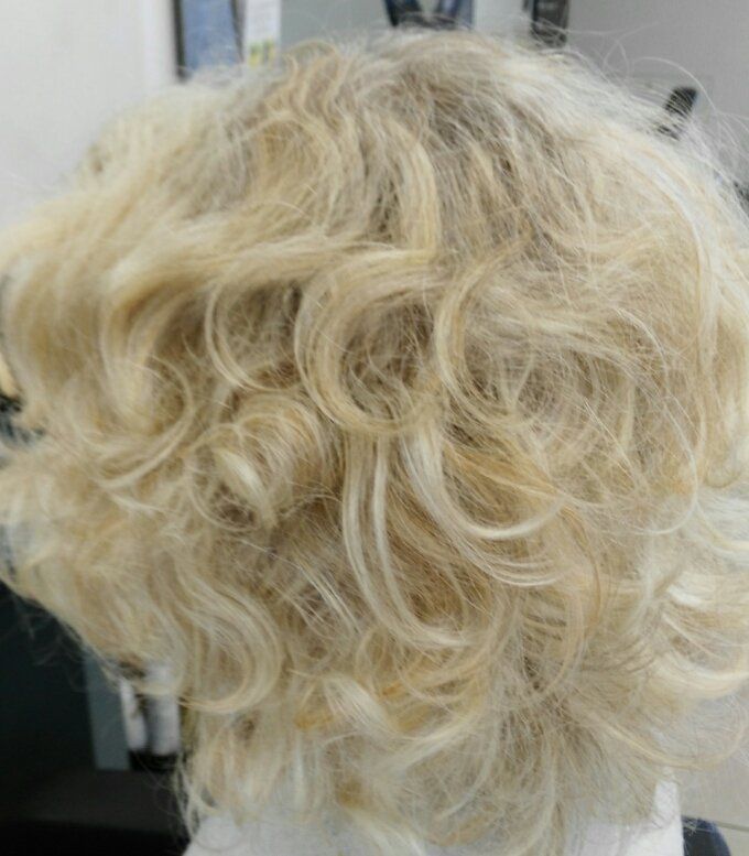 Acconciatura capelli biondi mossi