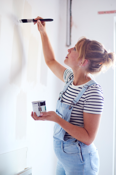 Donna pittura una stanza